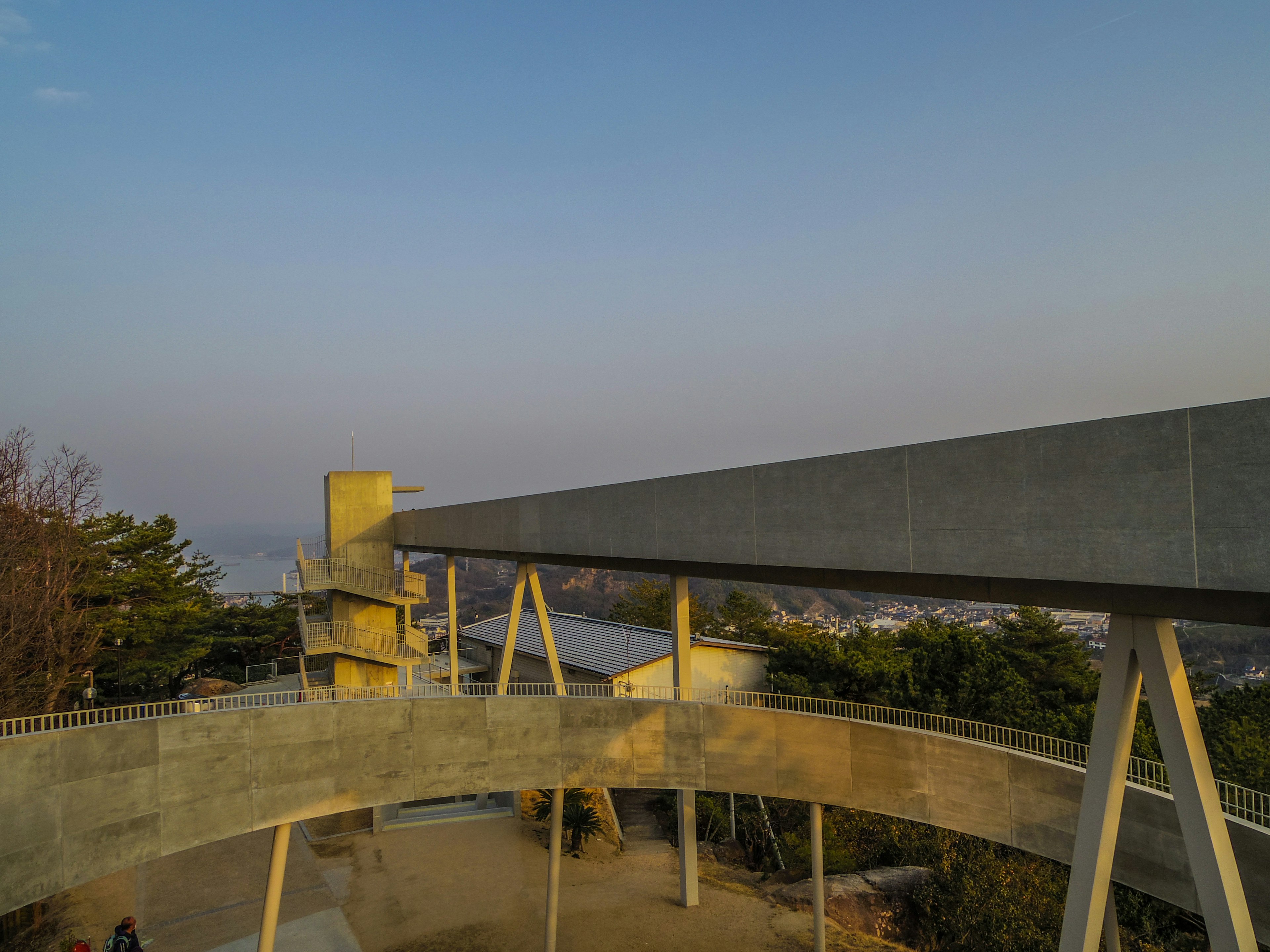 Structure en béton moderne avec un ciel pittoresque