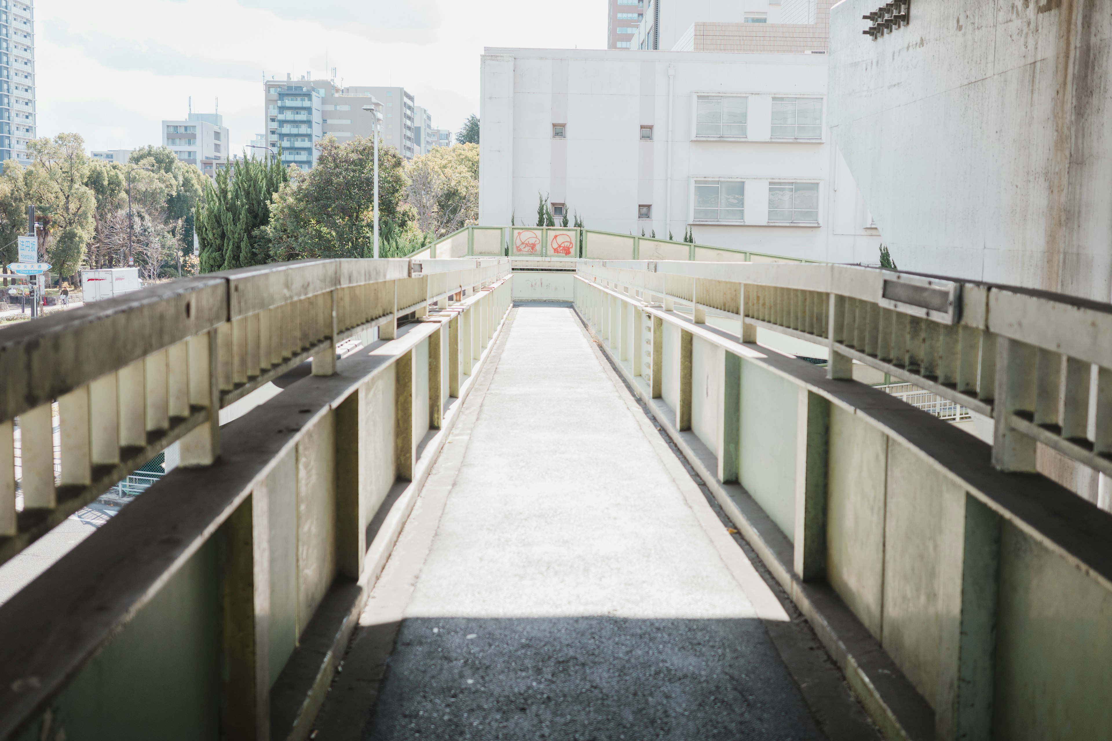 Vue lumineuse d'un passage piéton urbain