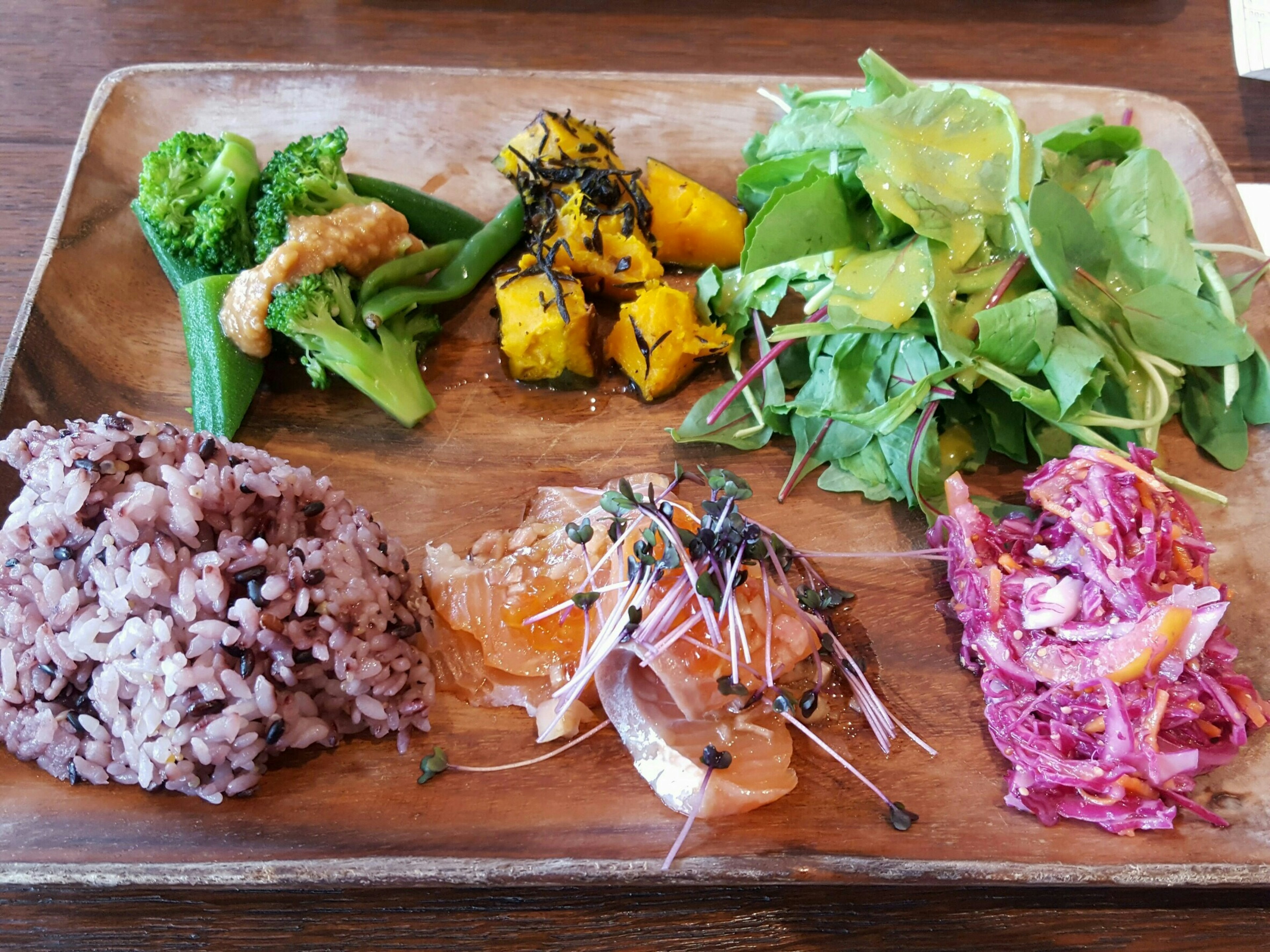 Une assiette avec une variété de légumes colorés et du riz