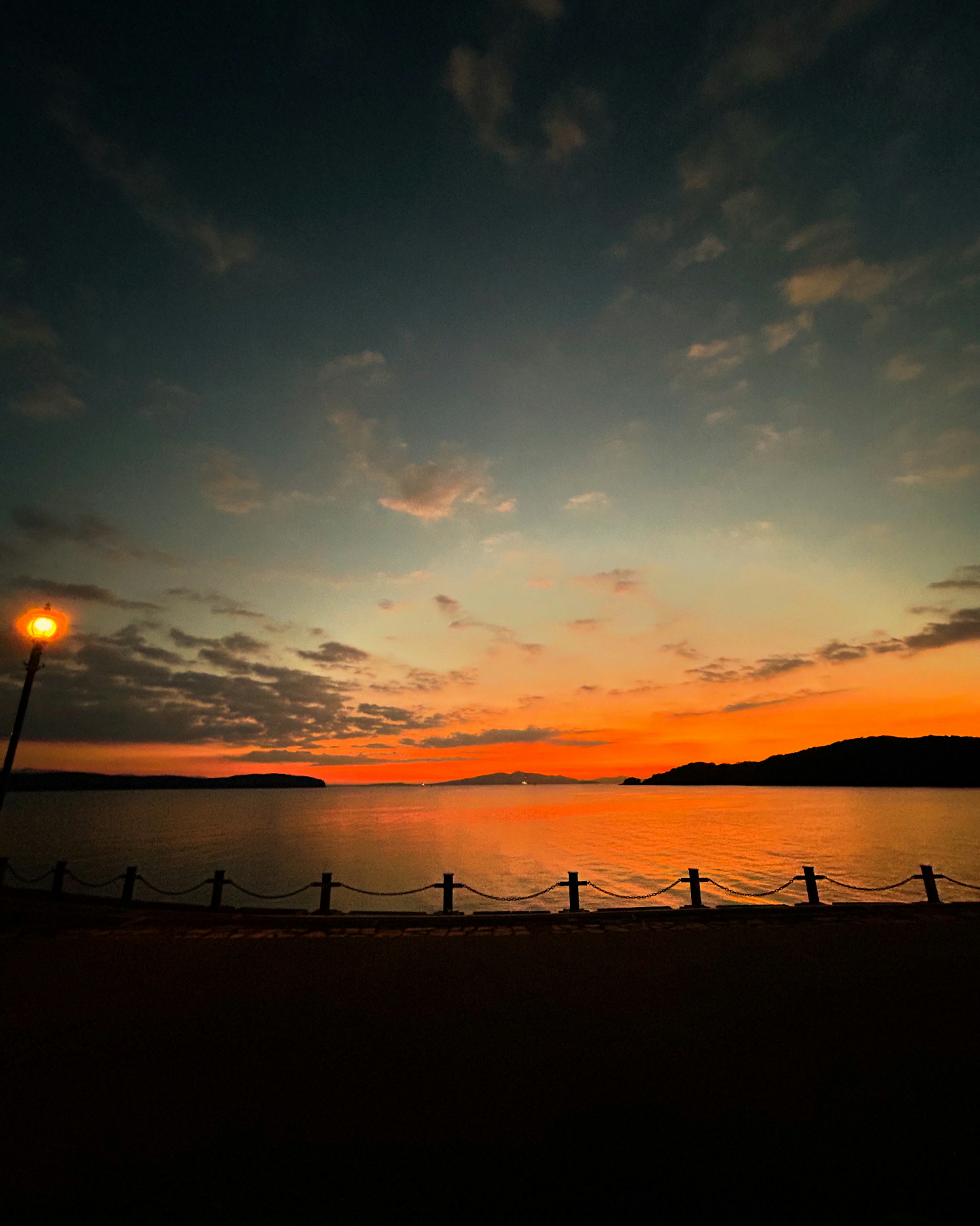 夕焼けに染まる海と空の美しい風景