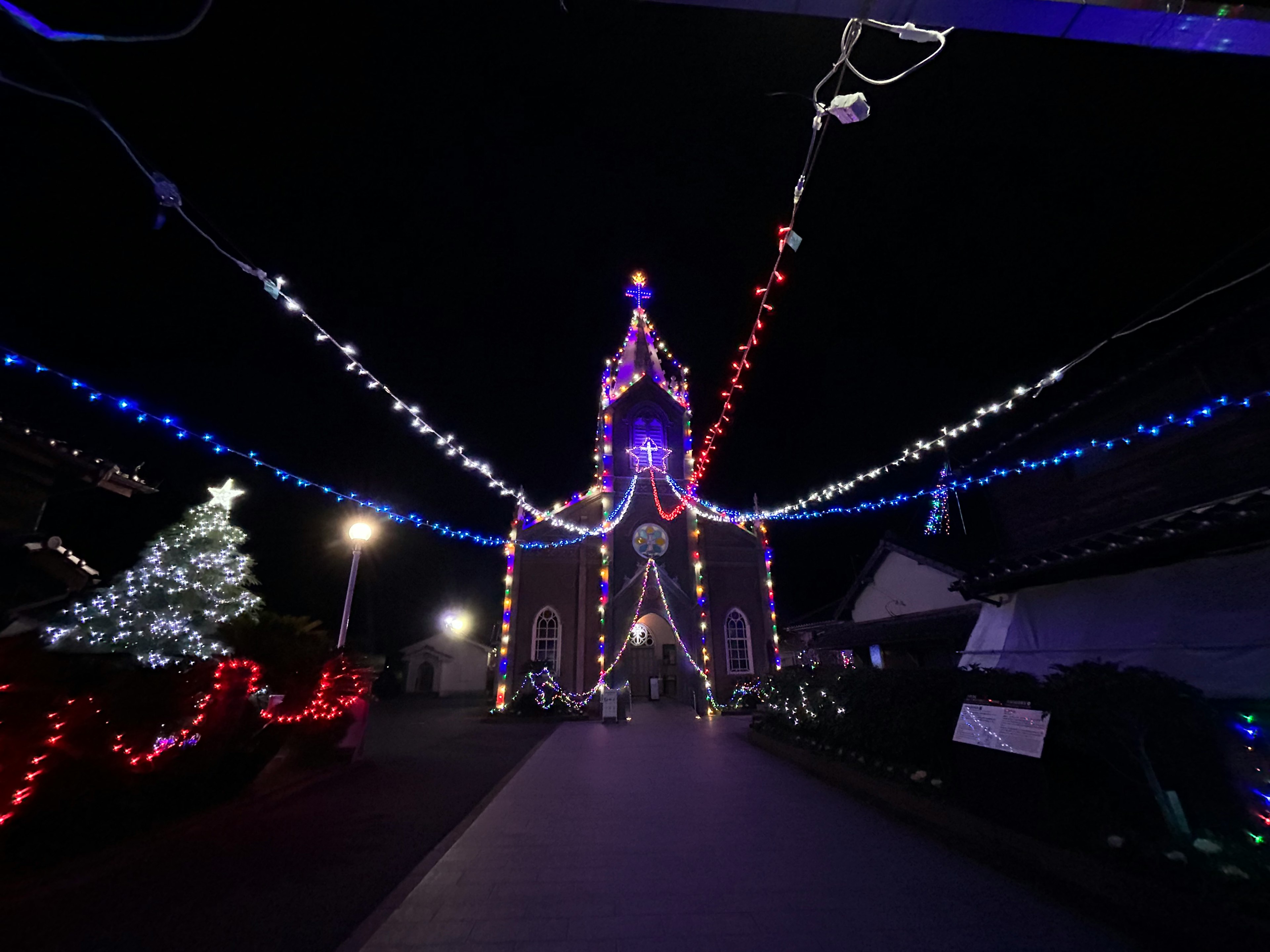 Una vista spettacolare di una chiesa decorata con luci colorate di notte