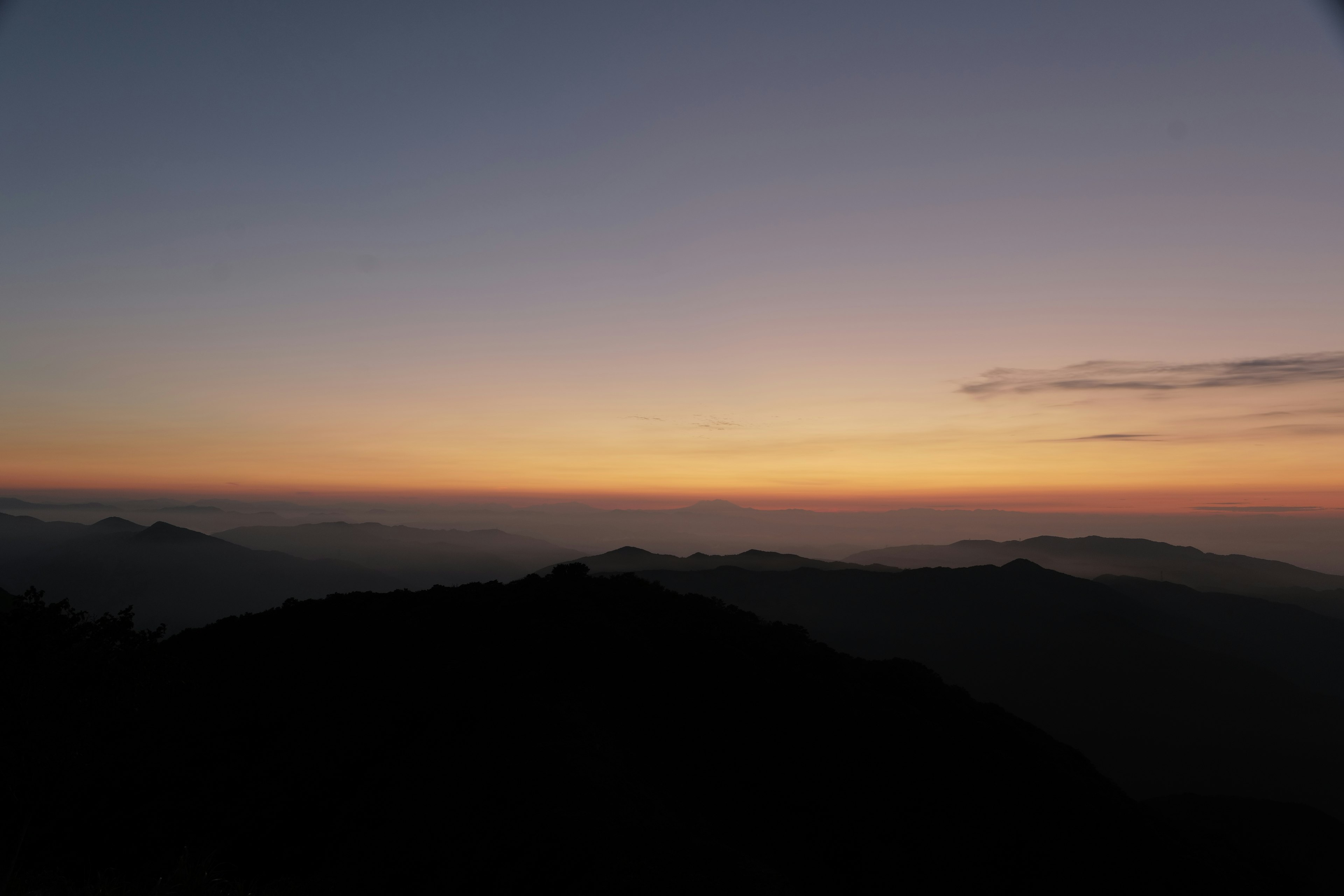 山々のシルエットと美しい夕焼けの空