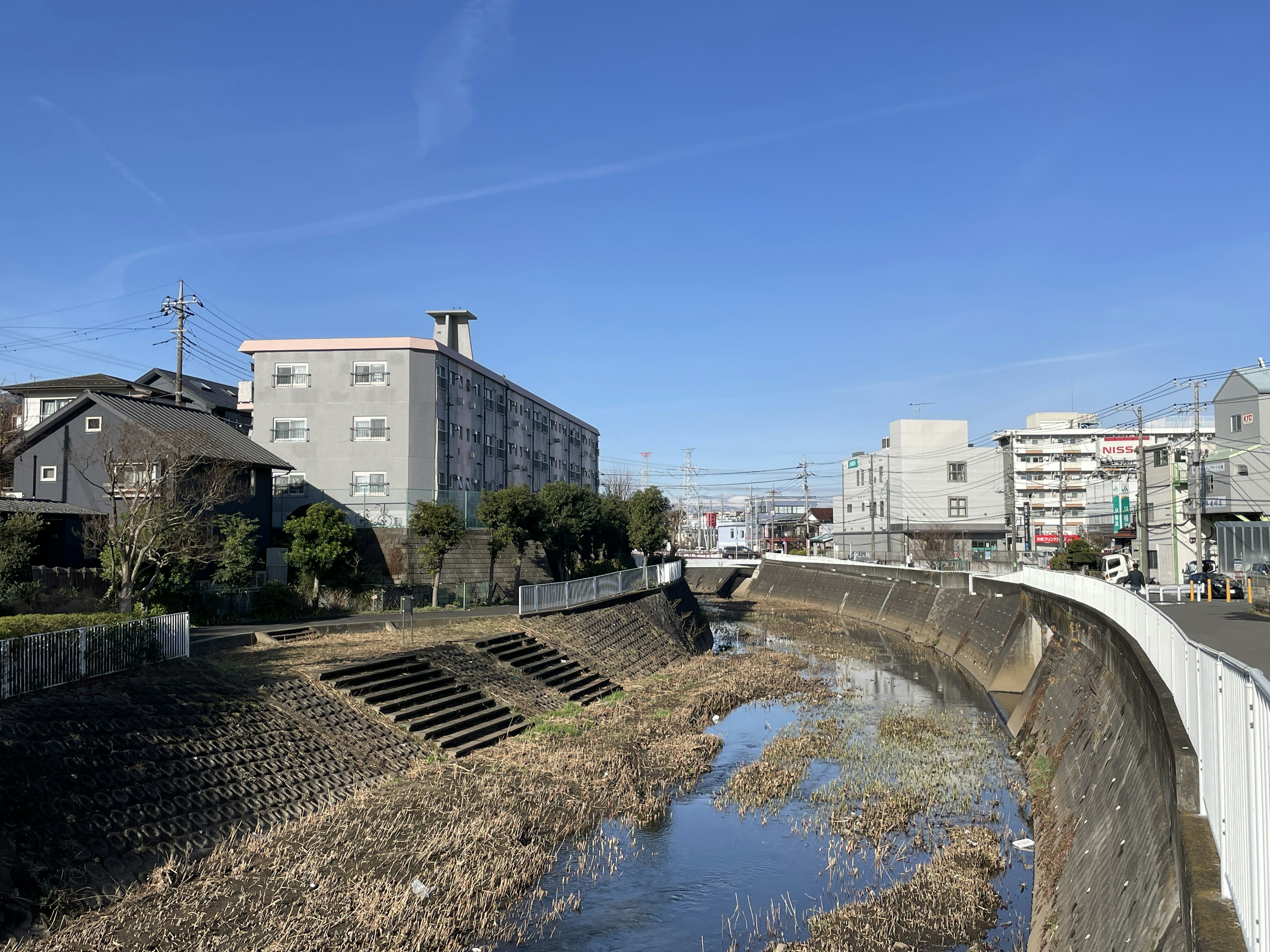 Malersicher Blick auf einen Fluss mit Gebäuden unter klarem blauen Himmel