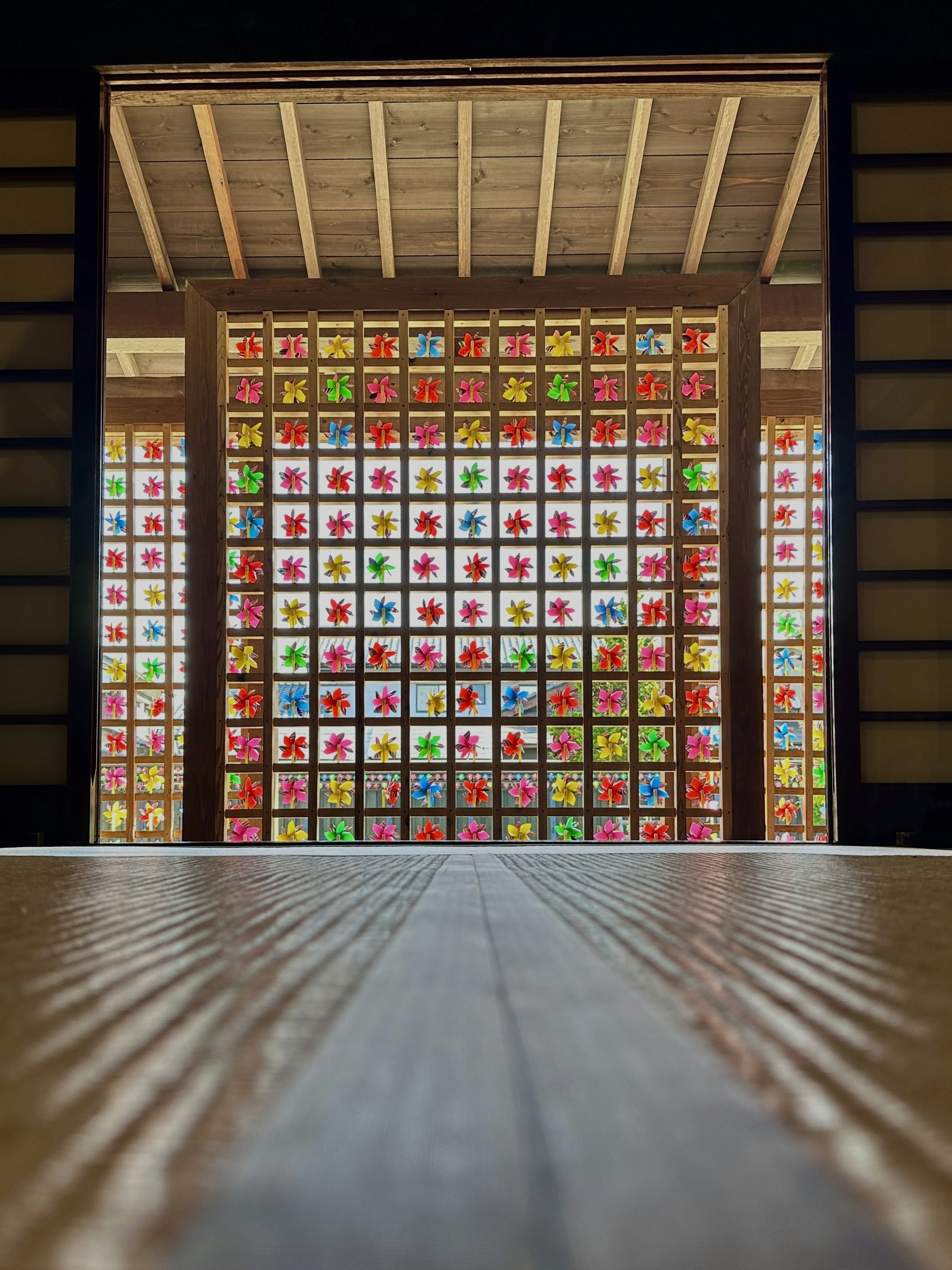 Interior de un edificio tradicional con una pared de azulejos coloridos