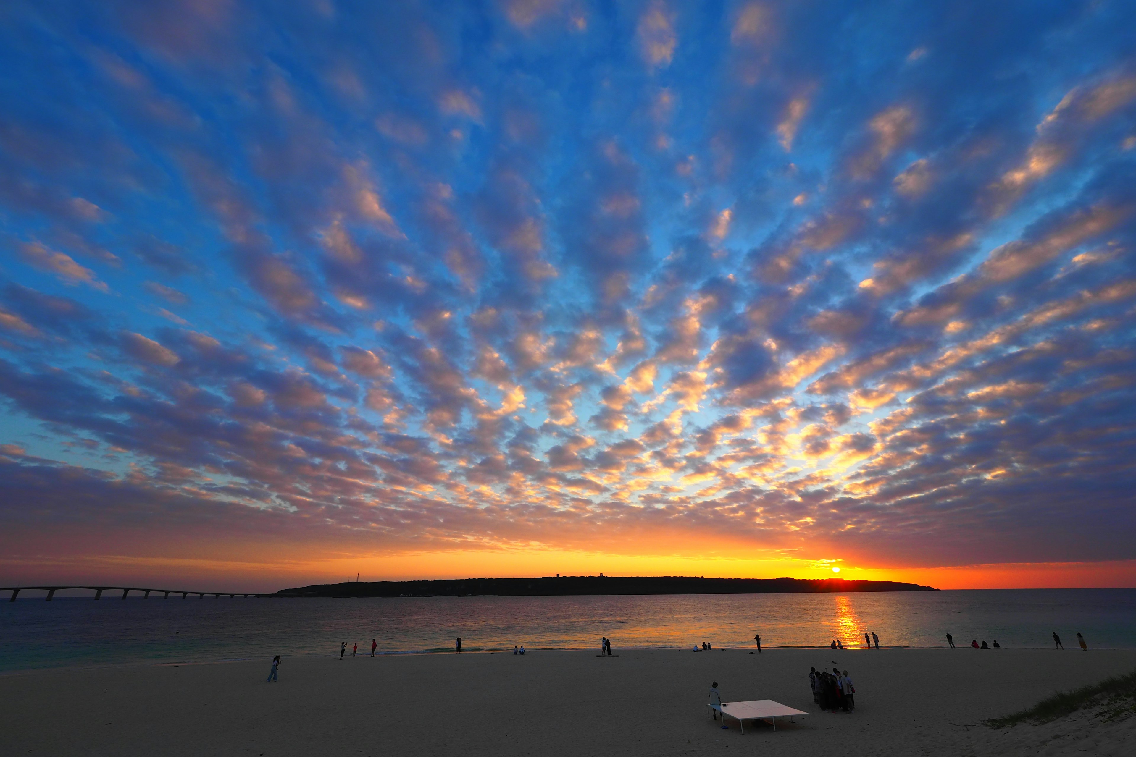 Magnifique coucher de soleil avec des motifs de nuages sur l'océan