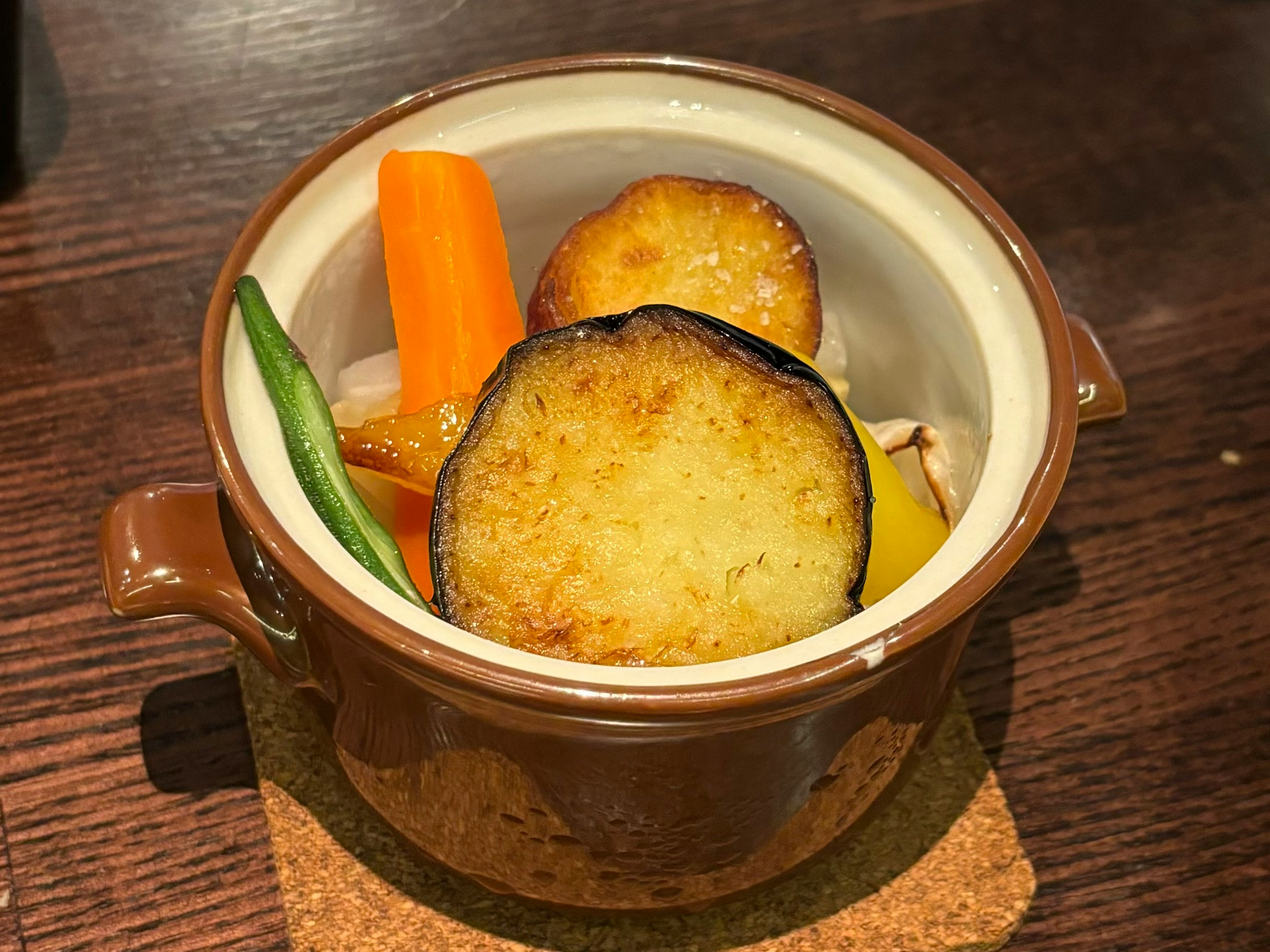 焼き野菜とご飯が入った陶器の器