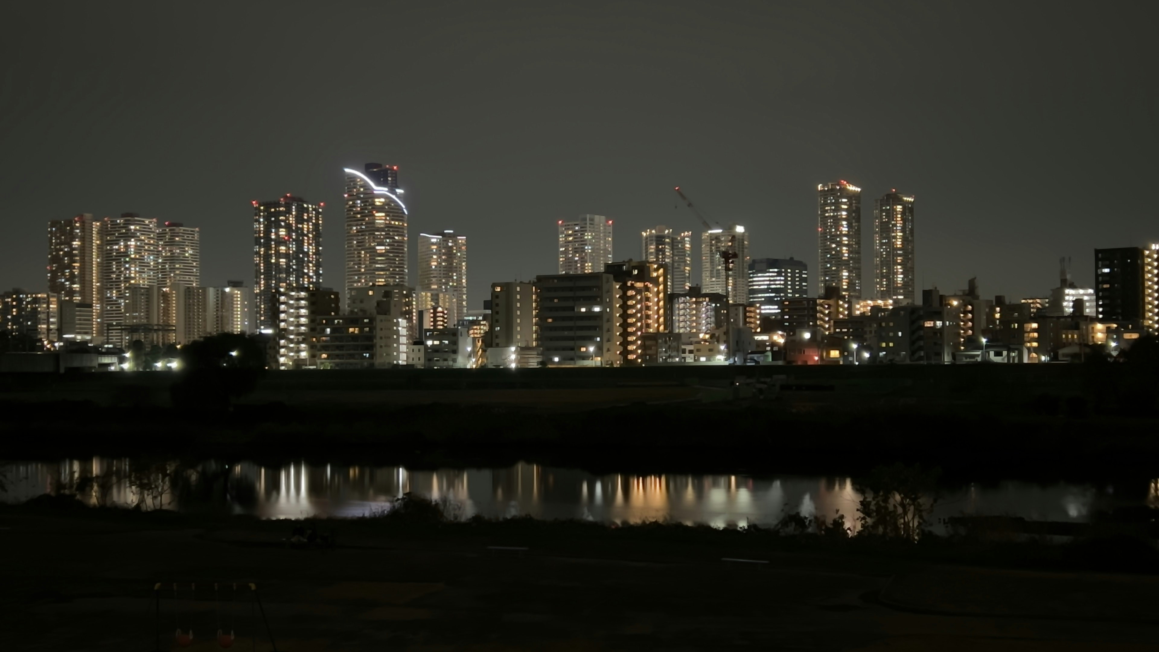 夜景の東京の高層ビルが川の水面に映る