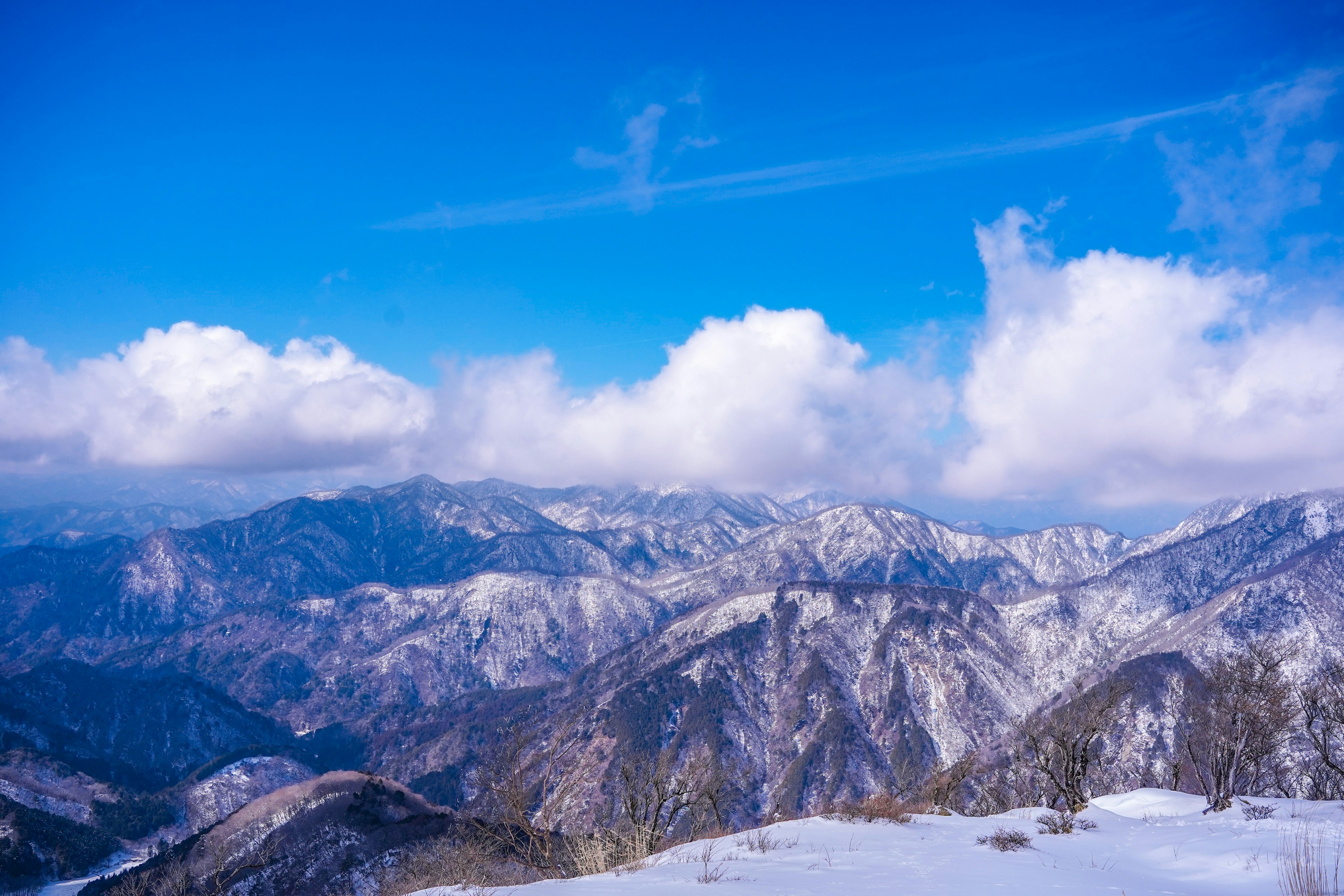 雪に覆われた山々と青空の風景