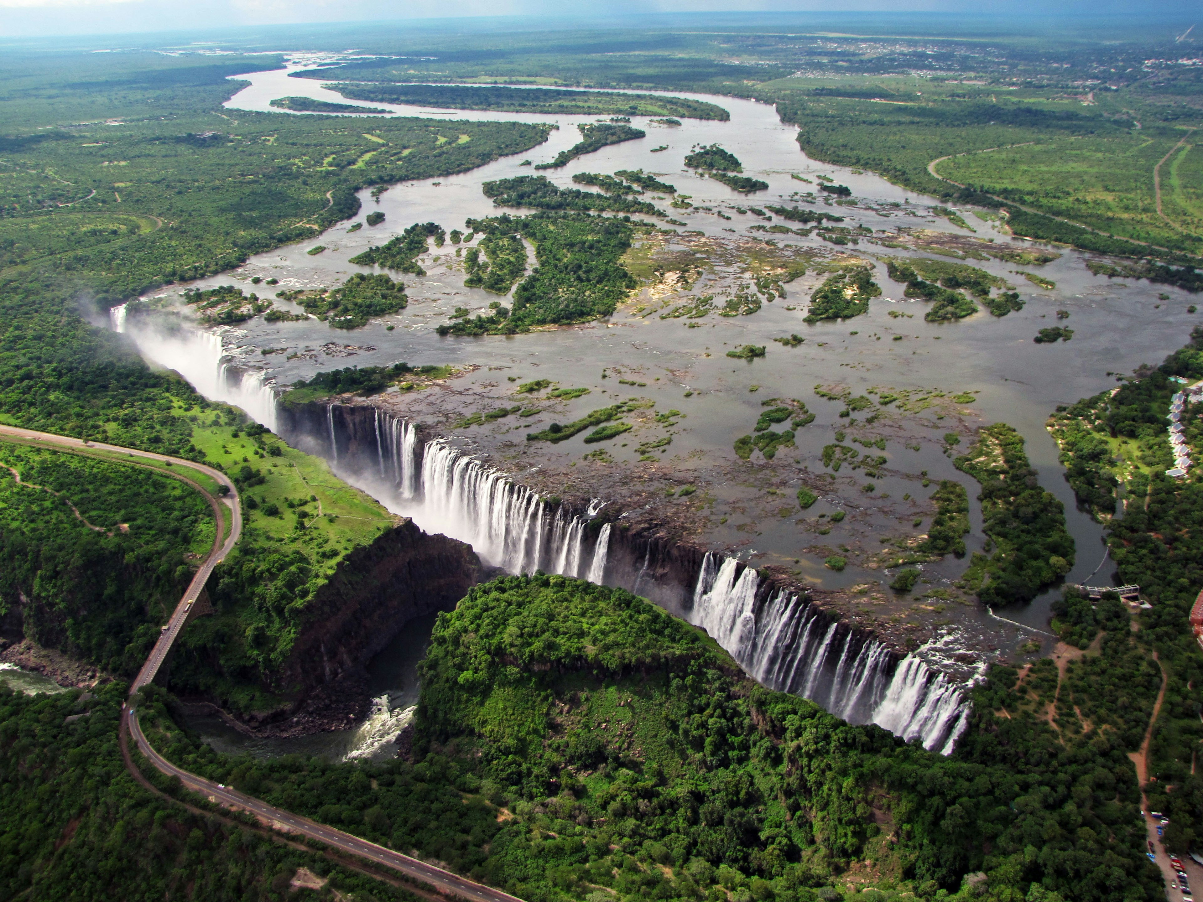 Vista aérea de una majestuosa cascada rodeada de exuberante vegetación