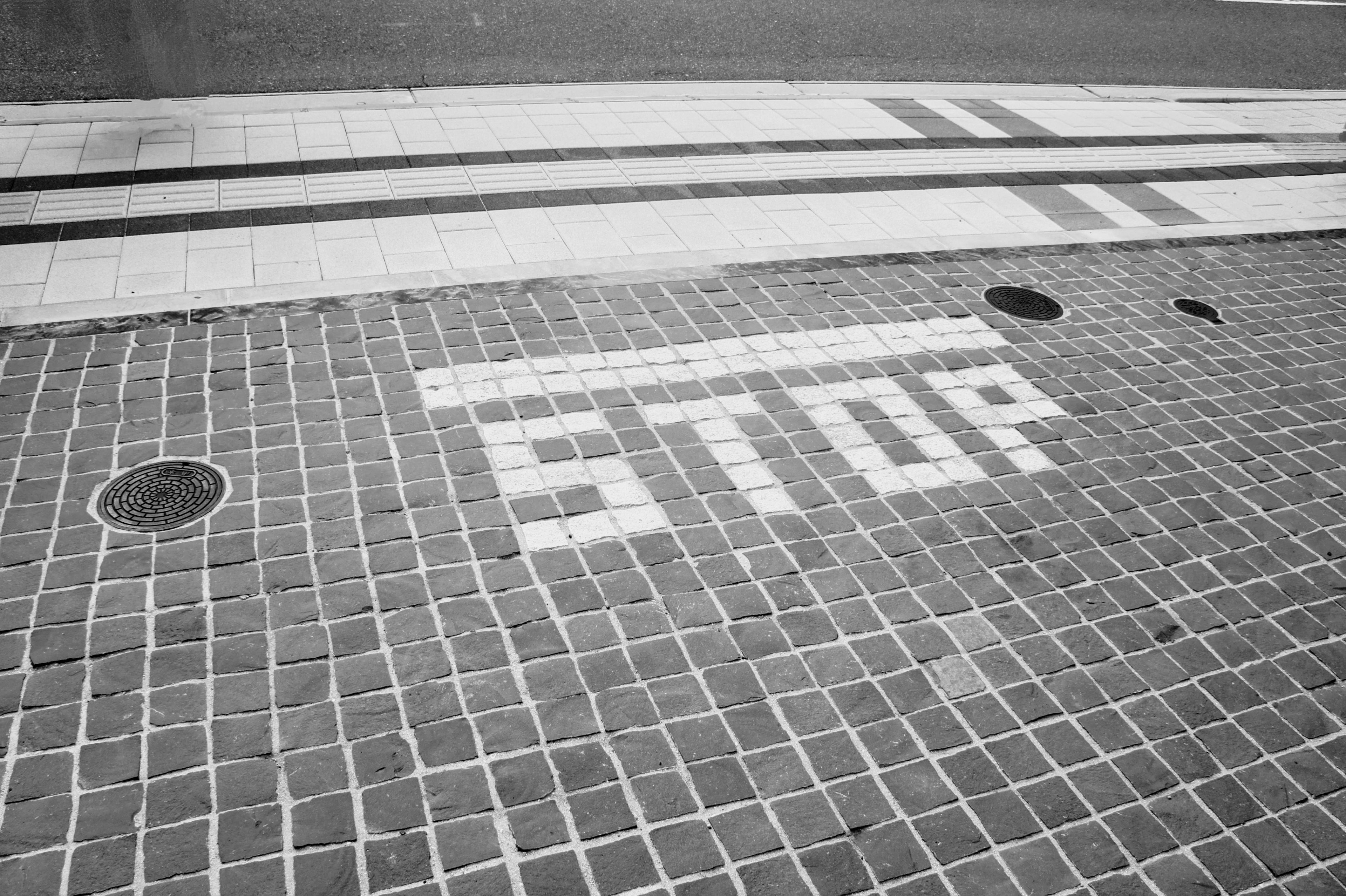 Signal stop blanc peint sur un pavé carrelé