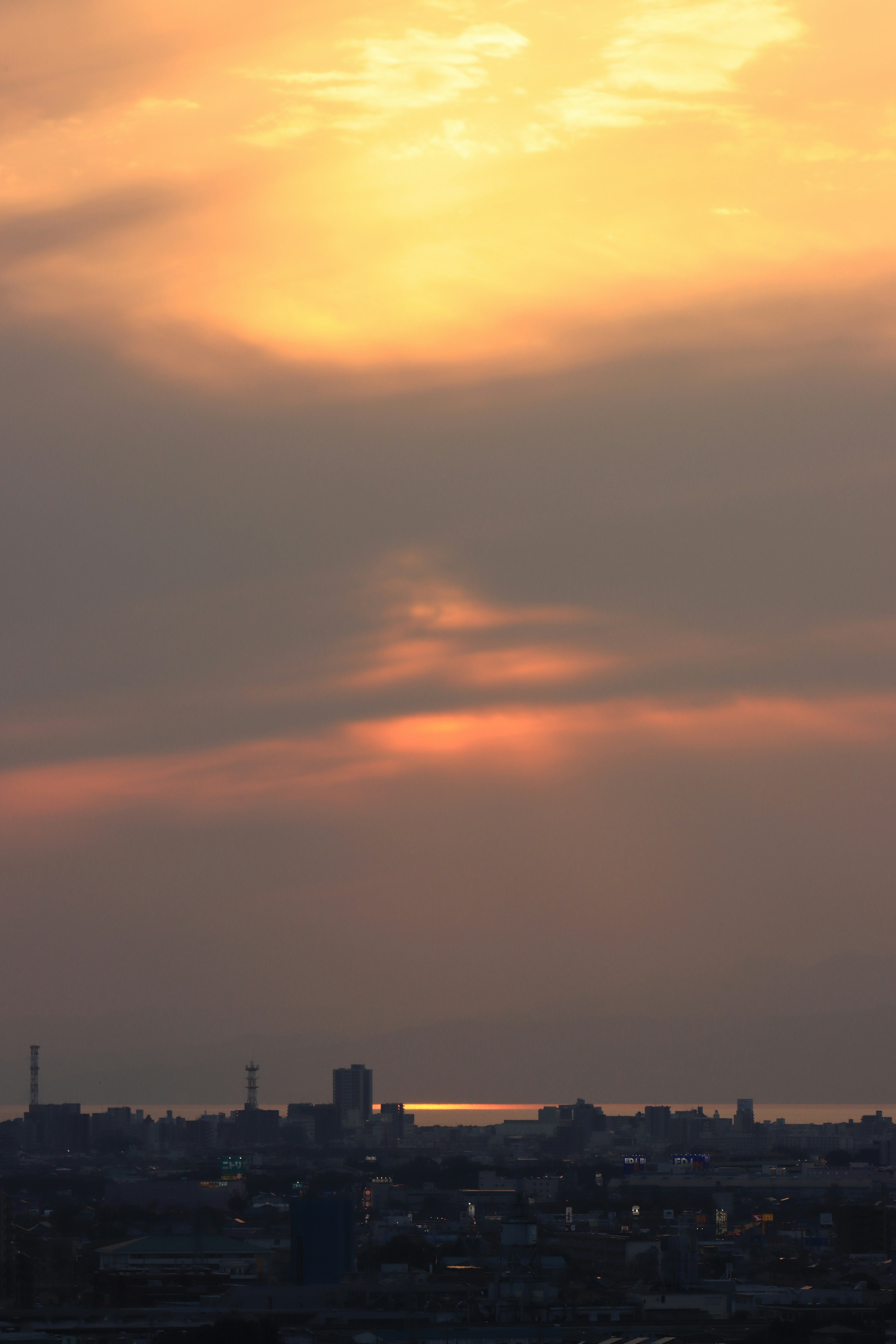 Nuages orange dans le ciel du soir avec une vue tranquille sur la mer