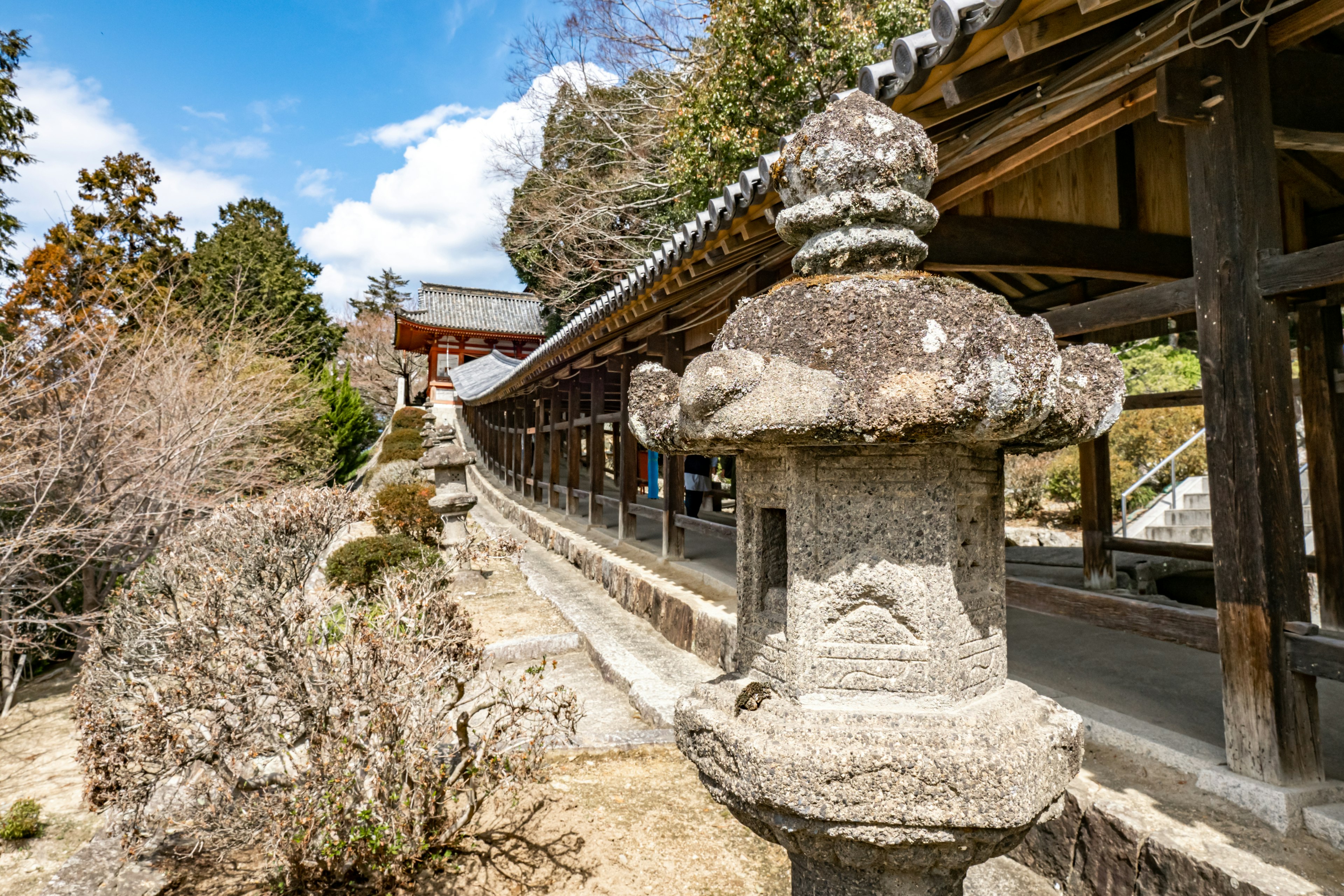 Linterna de piedra japonesa y arquitectura tradicional en un entorno sereno