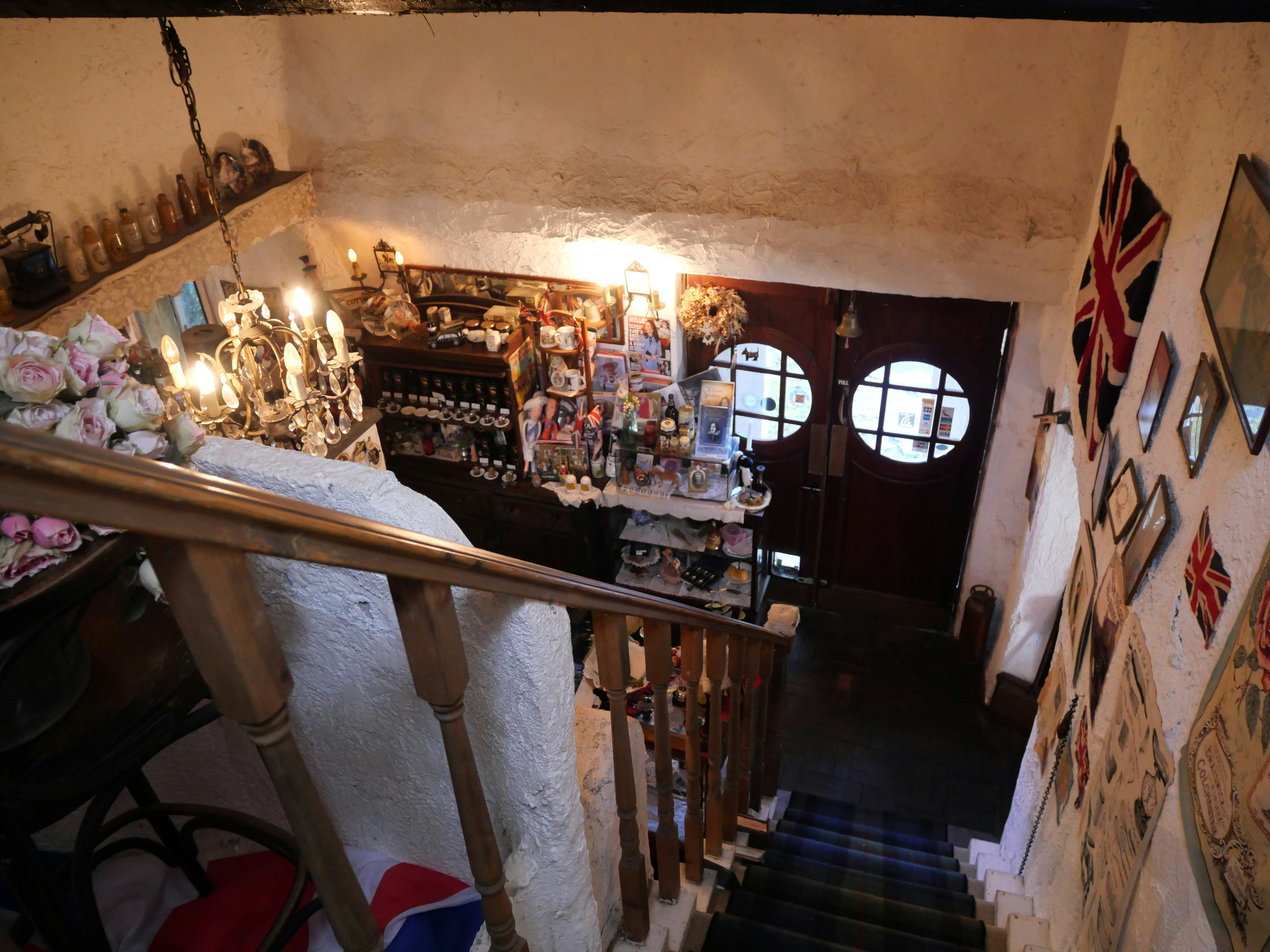 Intérieur d'un café confortable en bas des escaliers avec un éclairage chaleureux et de riches décorations