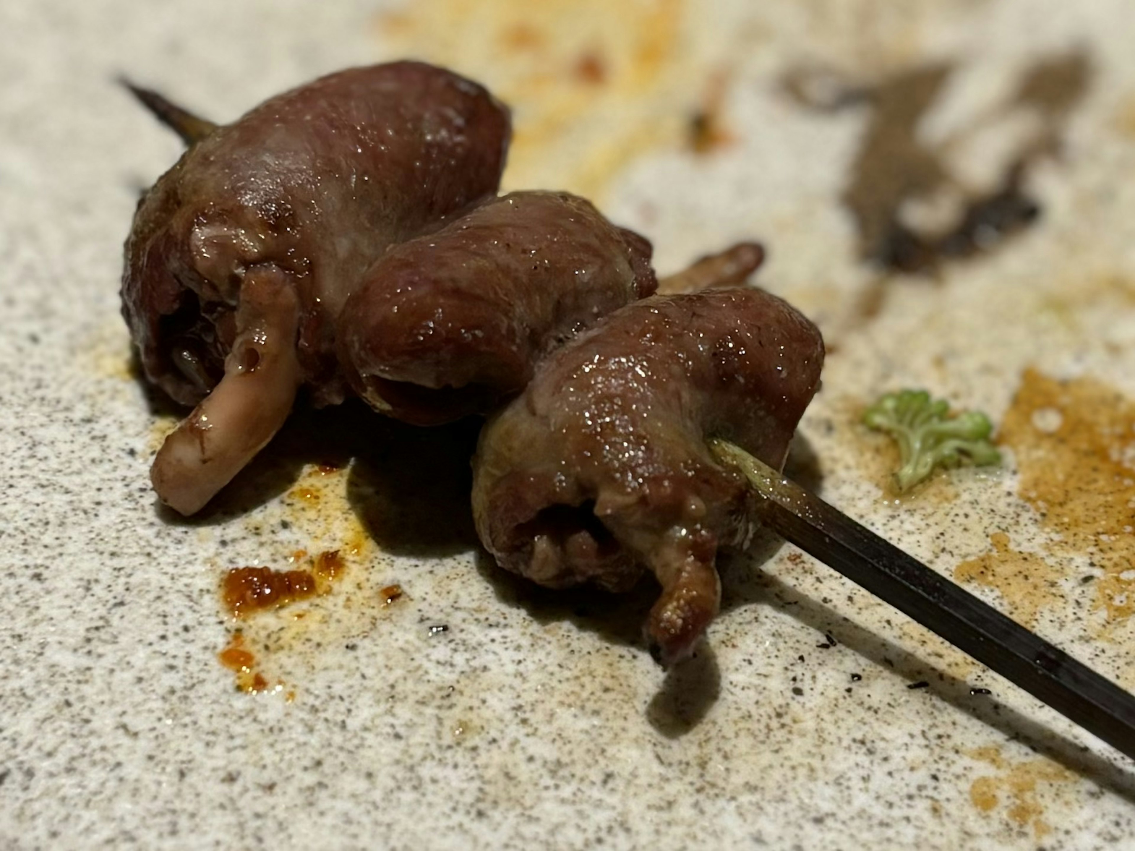 Primo piano di un piatto di carne in spiedini