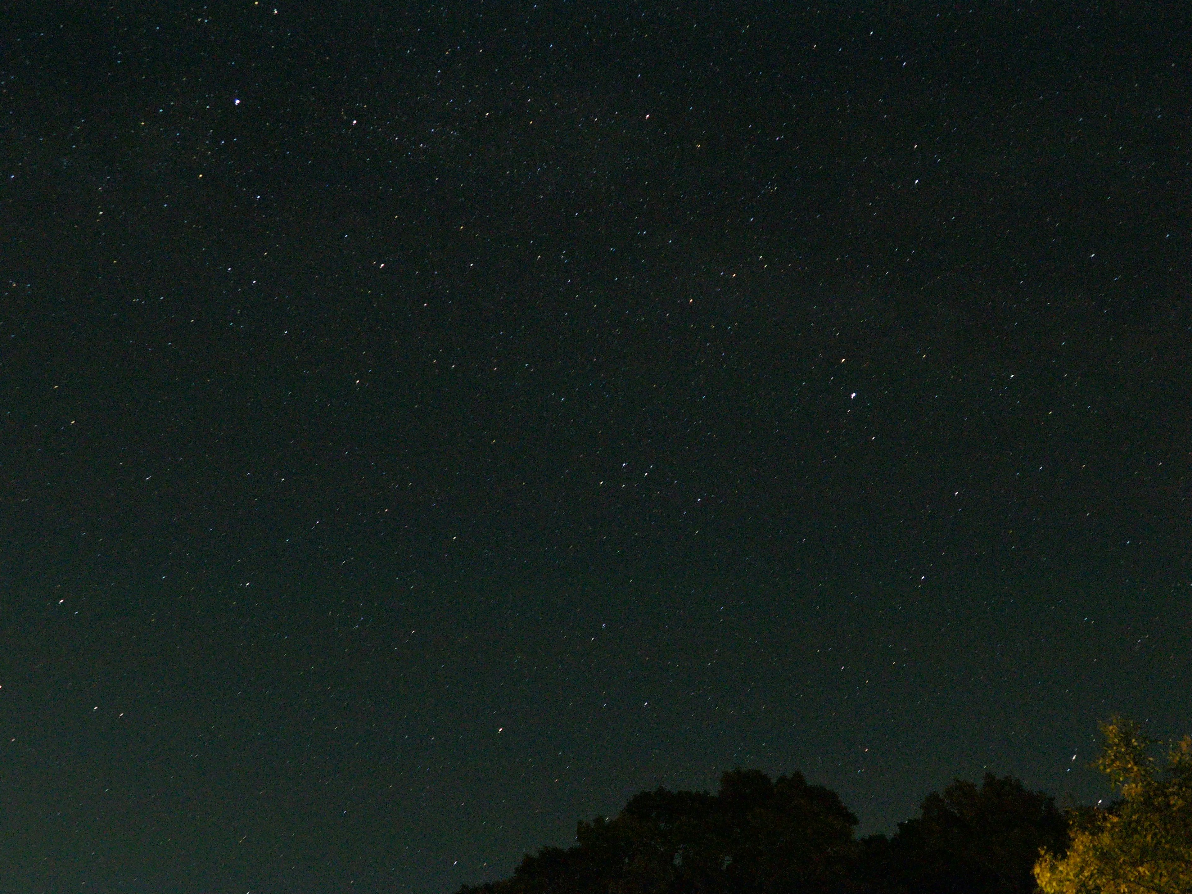 星空の夜明けに白い星々が散らばっている