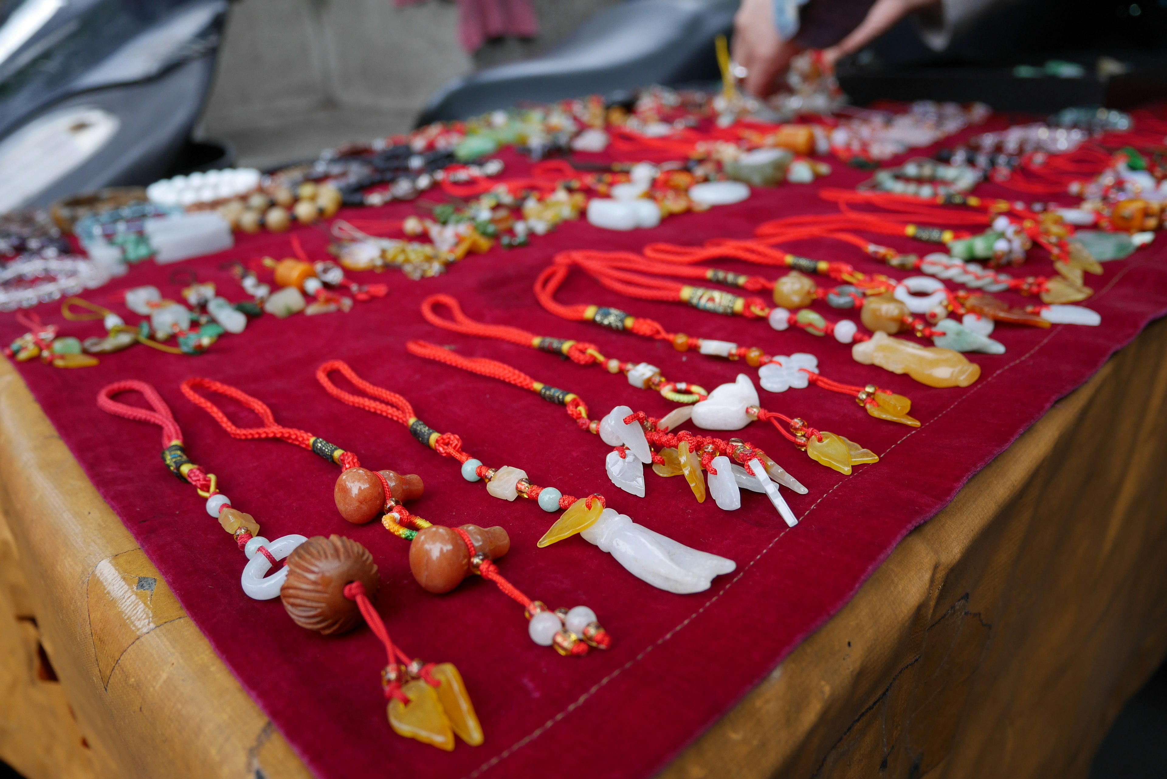 Ausstellung verschiedener Ornamente und Accessoires auf einem roten Tuch