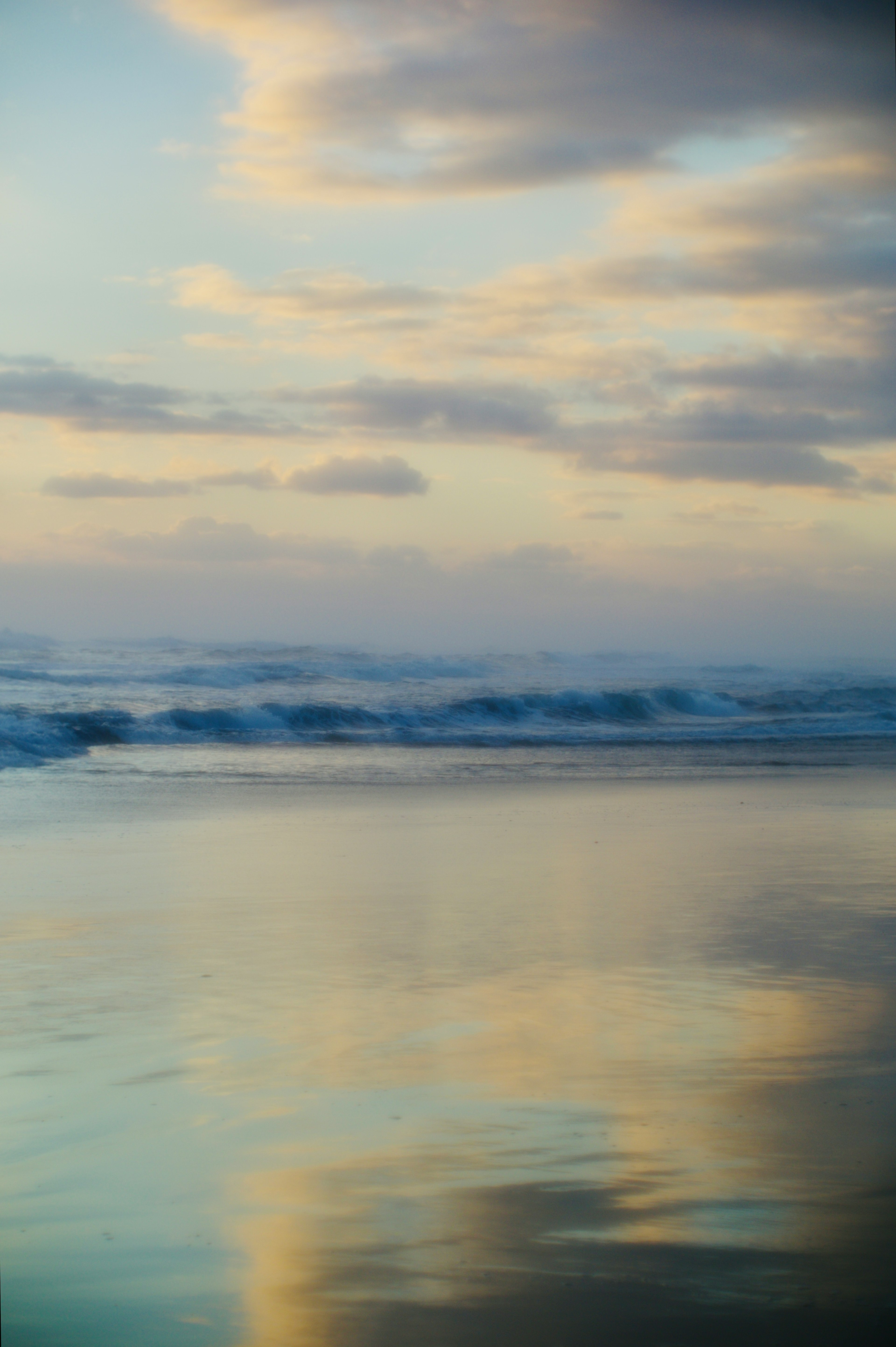 Escena oceánica tranquila con reflejos del cielo