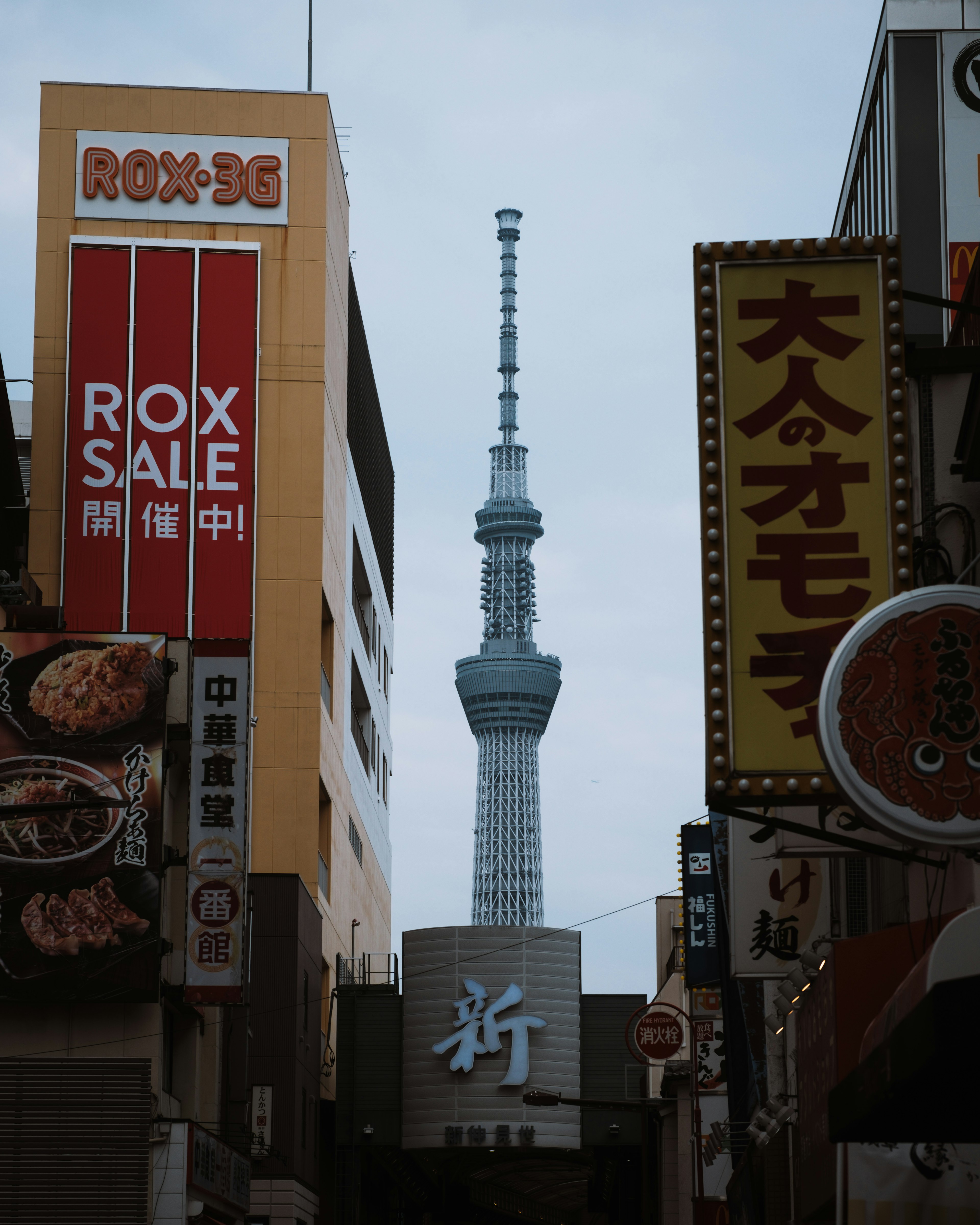 Vista de la calle con Tokyo Skytree al fondo