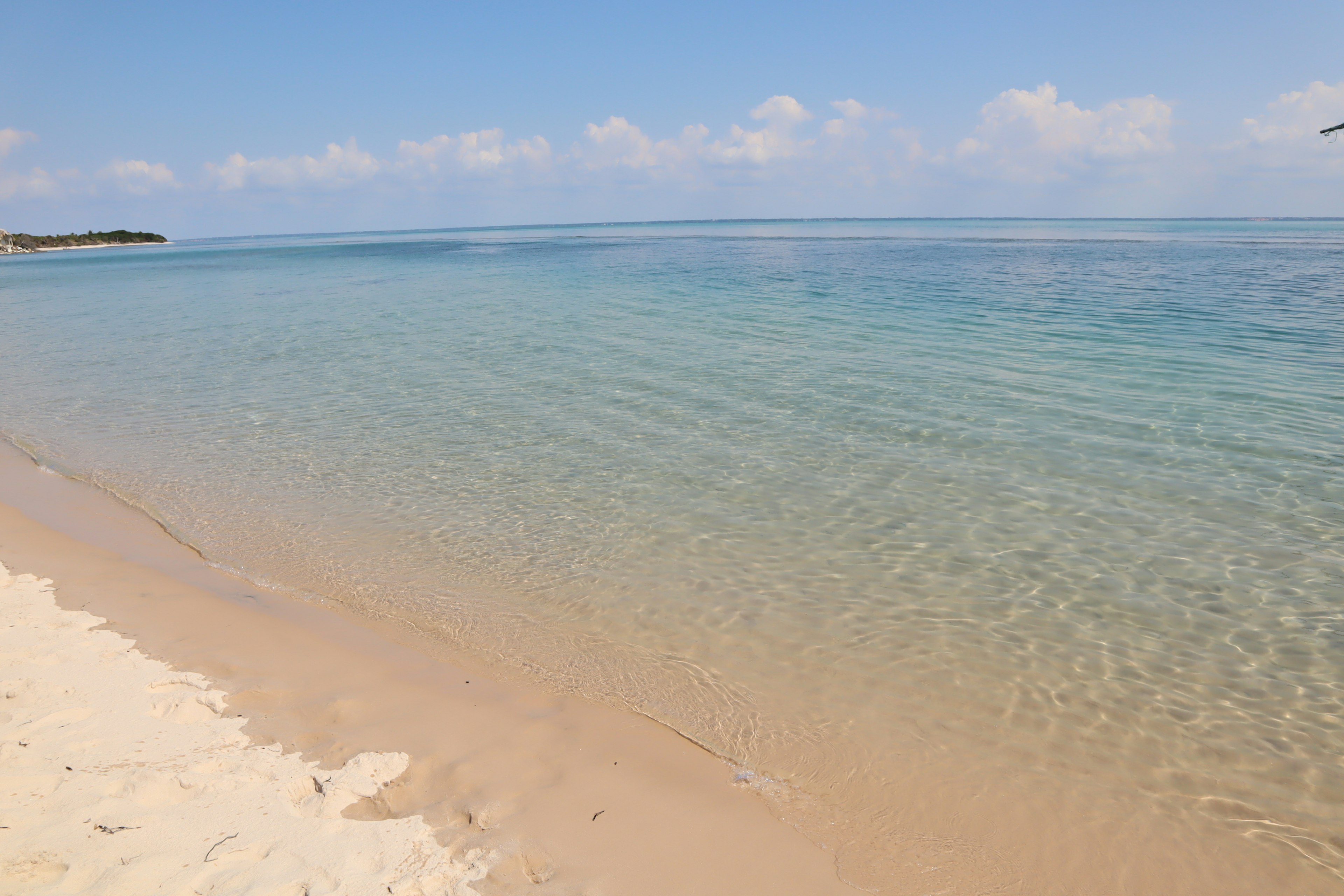 Schöne Strand mit blauem Wasser und weißem Sand