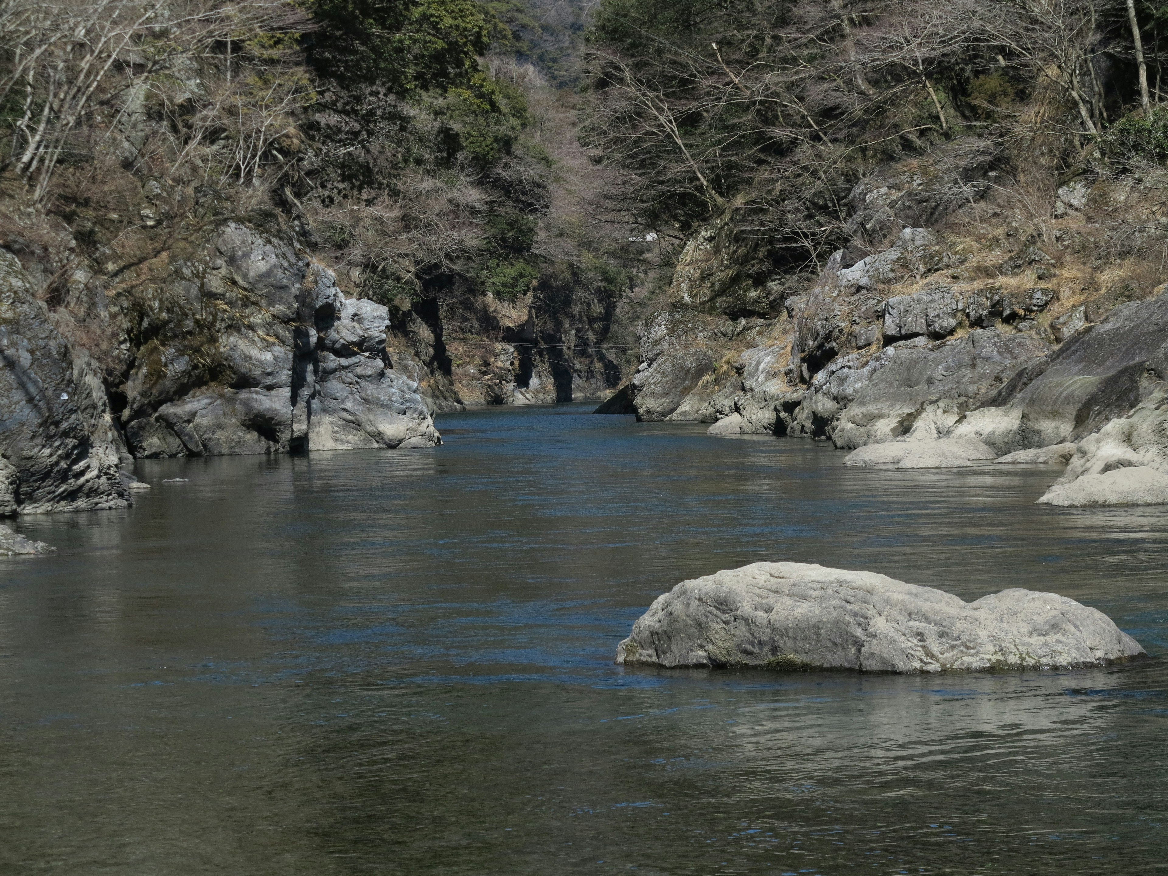 Paysage serein avec un cours d'eau et des rochers