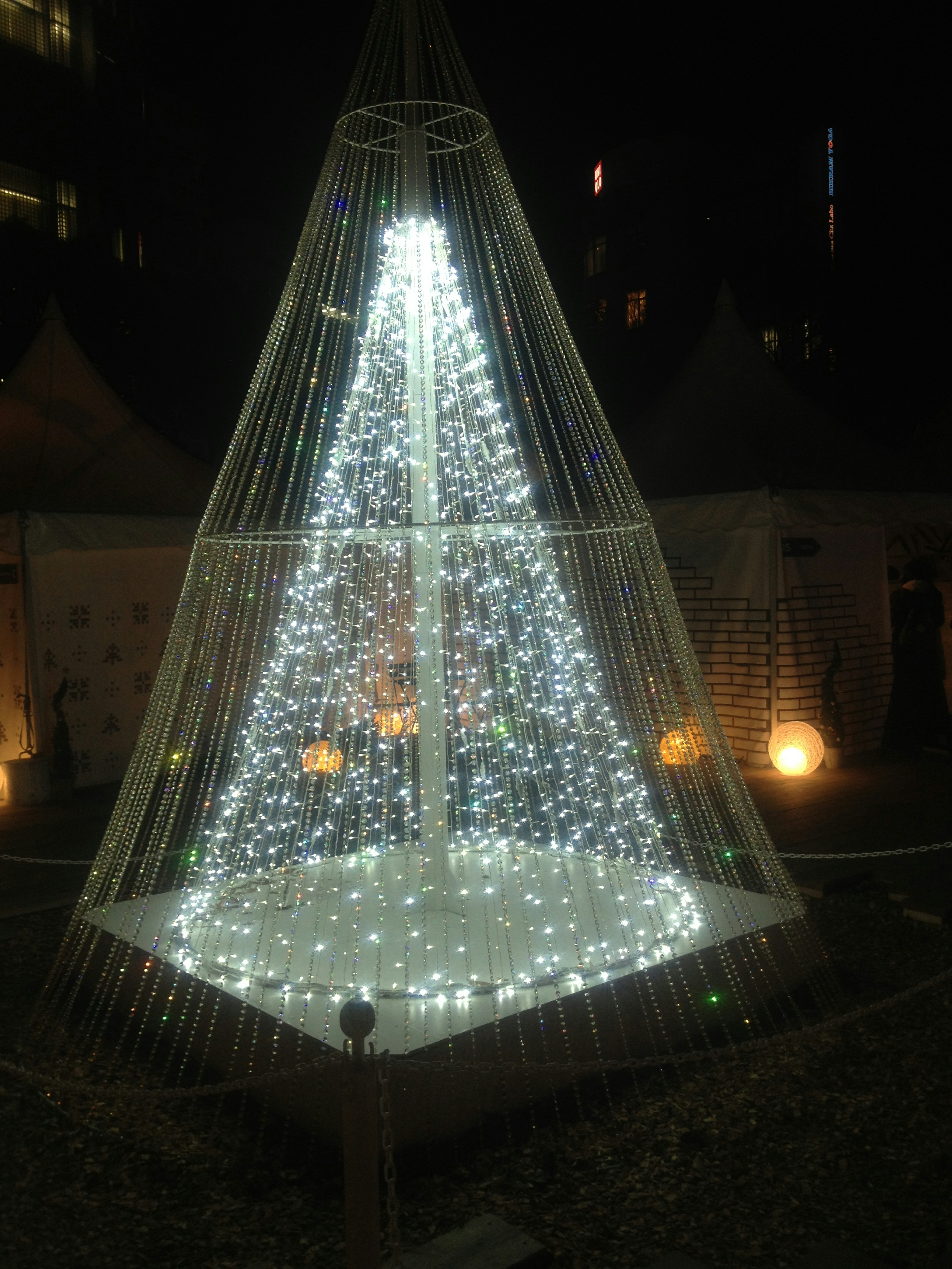 Structure de sapin de Noël illuminée brillamment la nuit