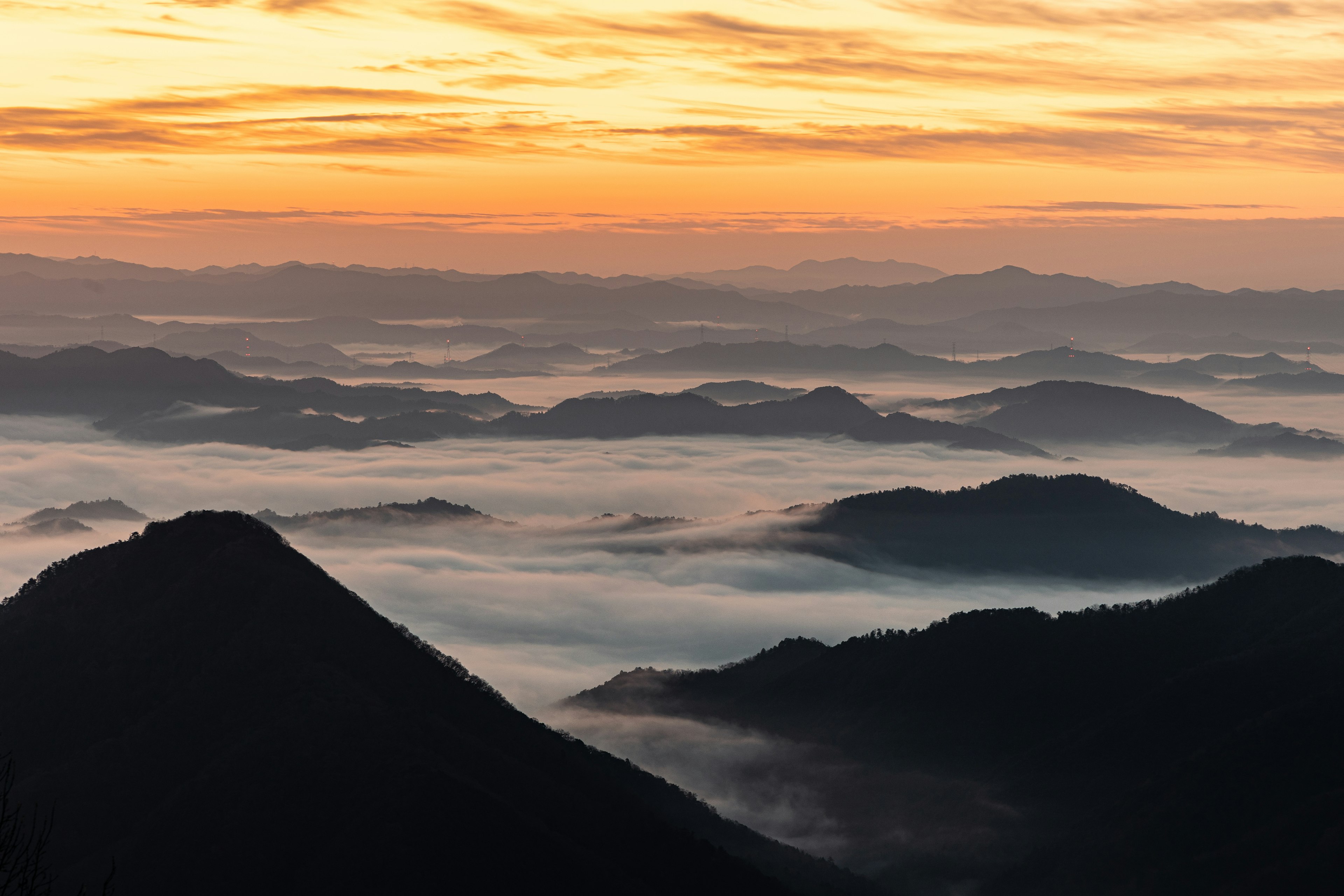 日出天空下的山脈剪影風景