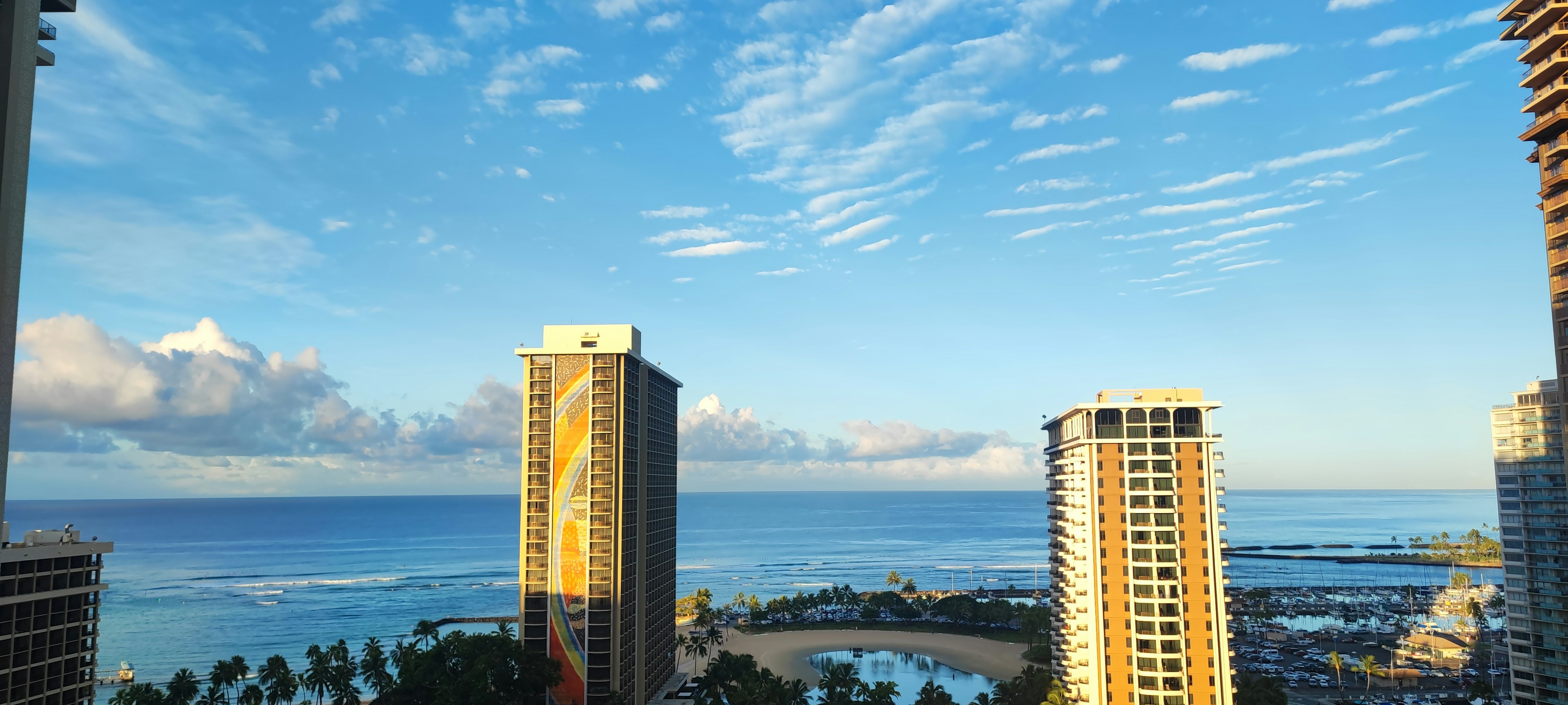 Schöne Aussicht auf Honolulu mit Ozean und Wolkenkratzern blauer Himmel und weiße Wolken