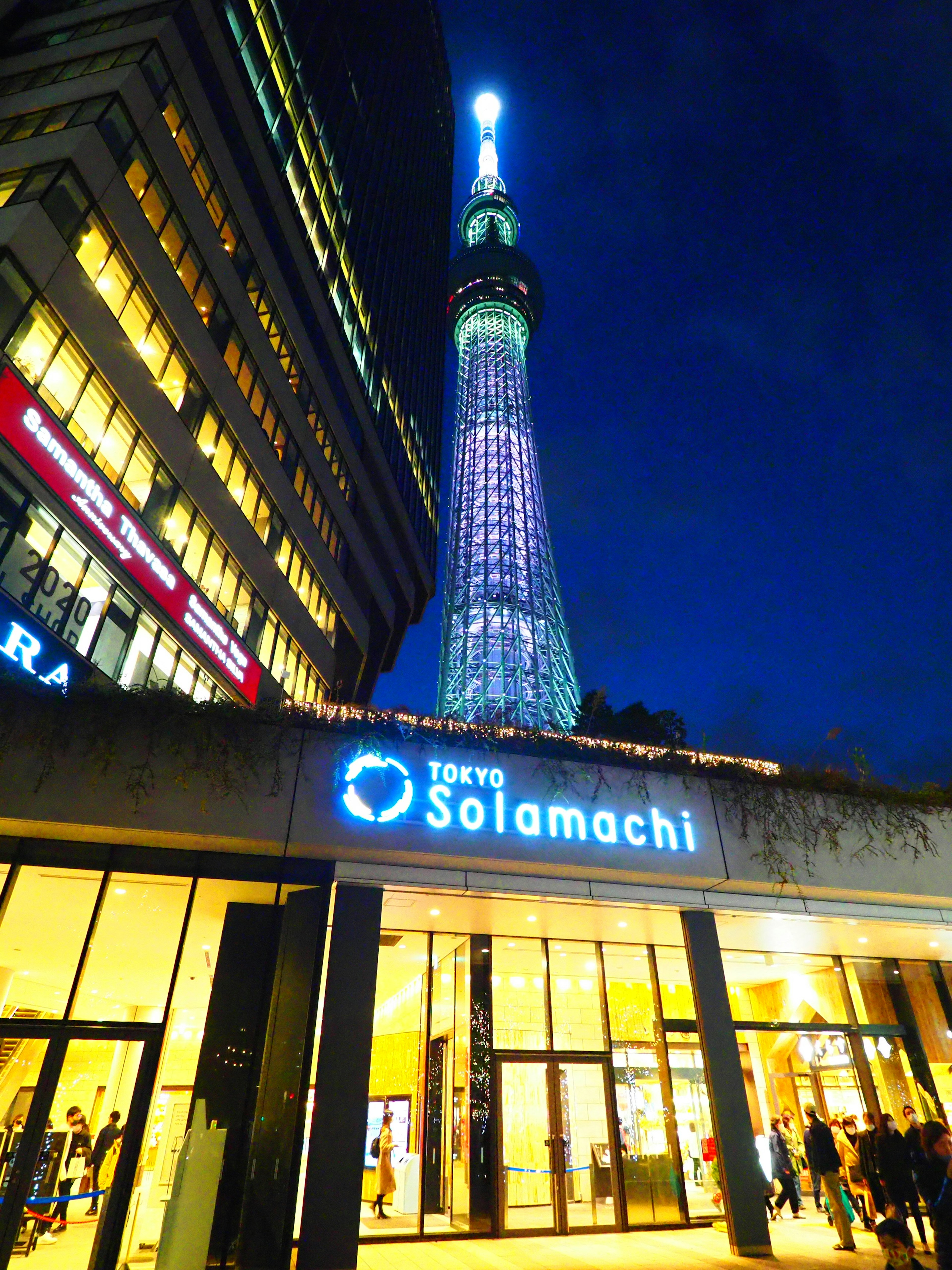 Tokyo Skytree yang diterangi di malam hari dengan pintu masuk Solamachi