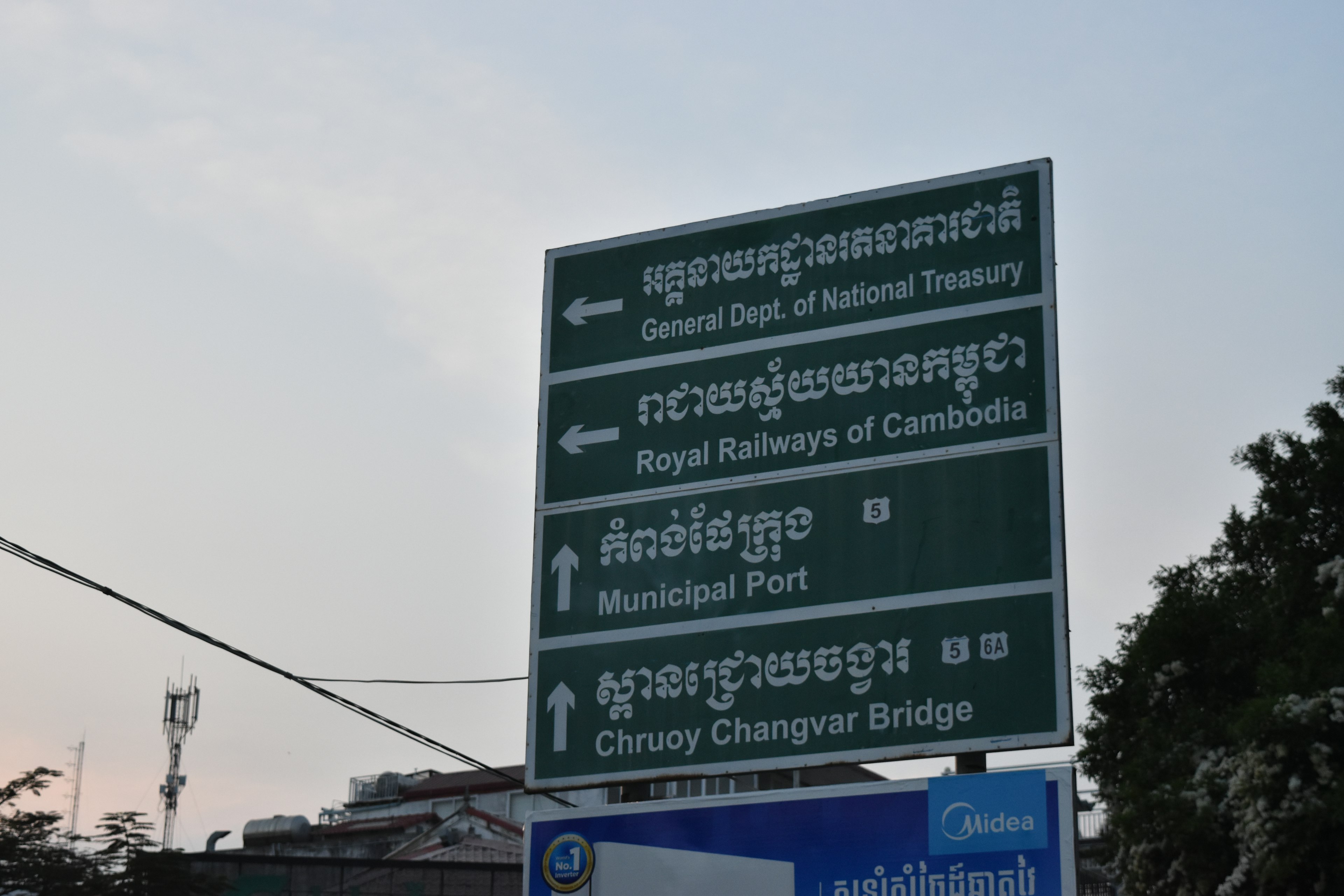 Imagen de un letrero de carretera en Camboya que indica varias direcciones