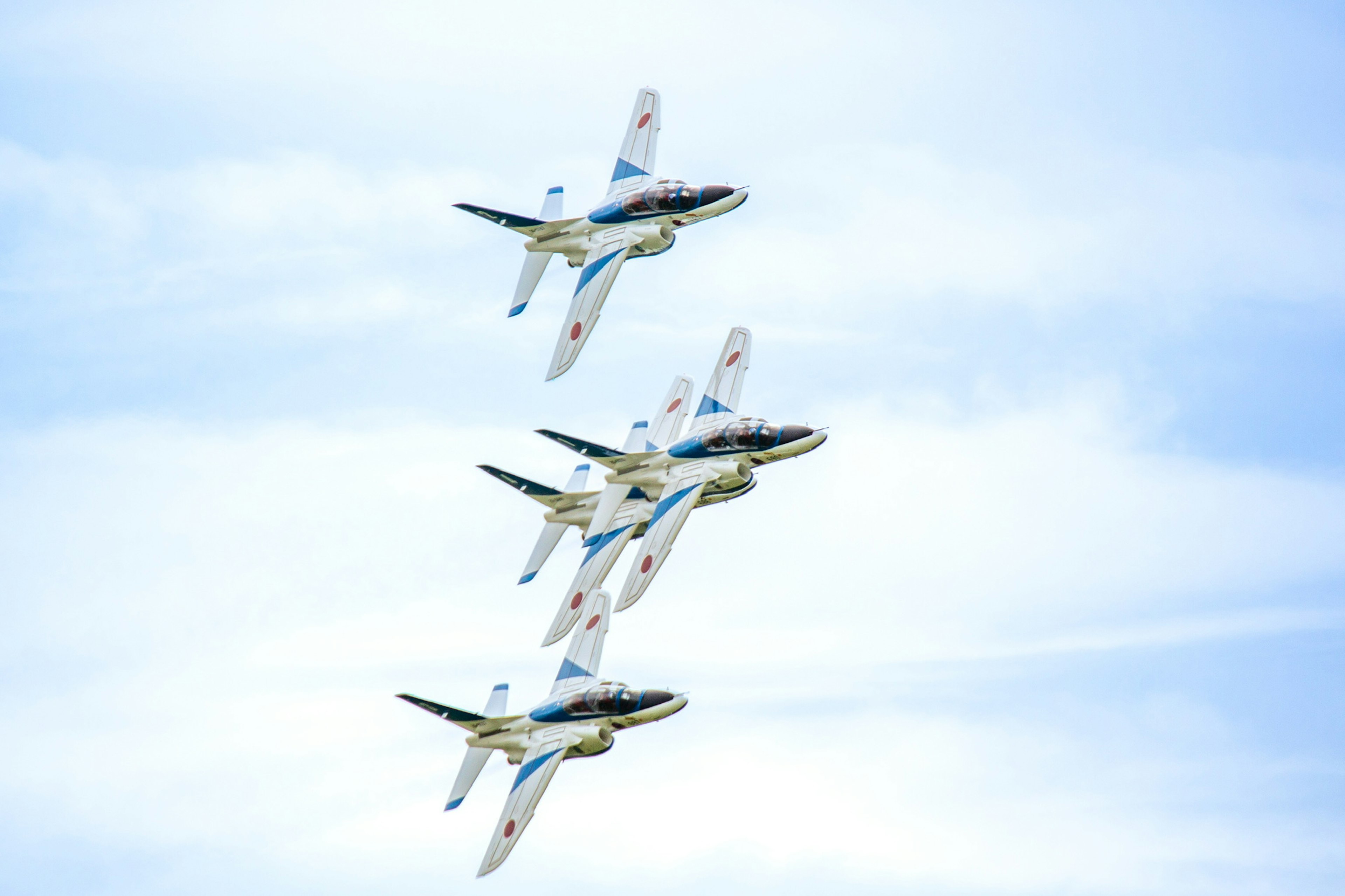 Trois avions de chasse volant en formation contre un ciel bleu