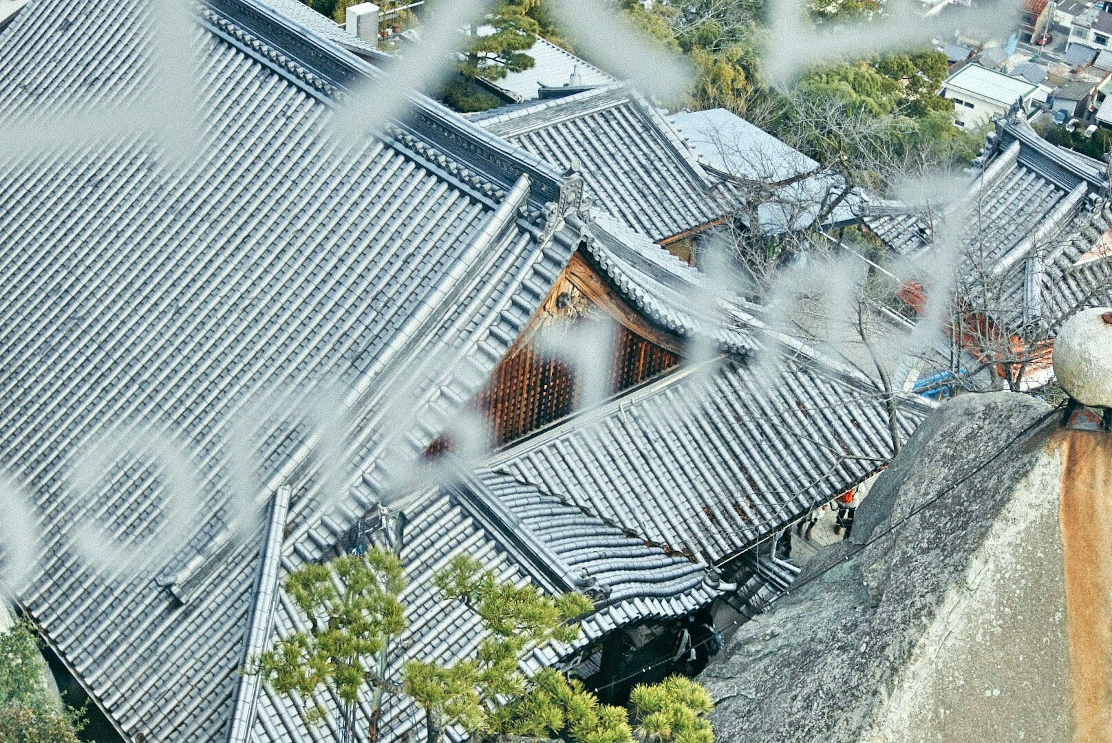 Blick von oben auf traditionelle japanische Dächer und Gebäude