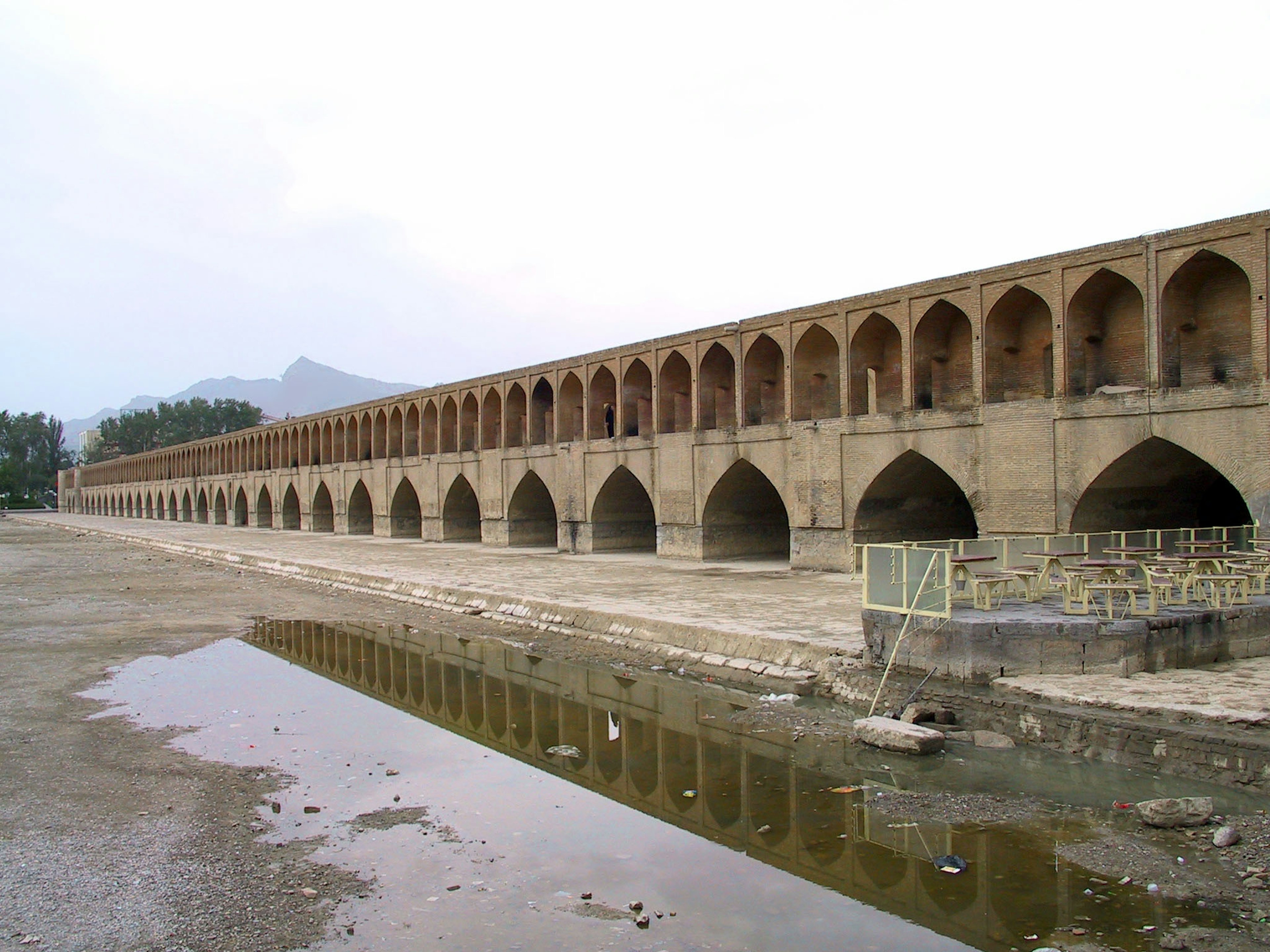 Vista de la larga estructura arqueada del puente Si-o-se-pol