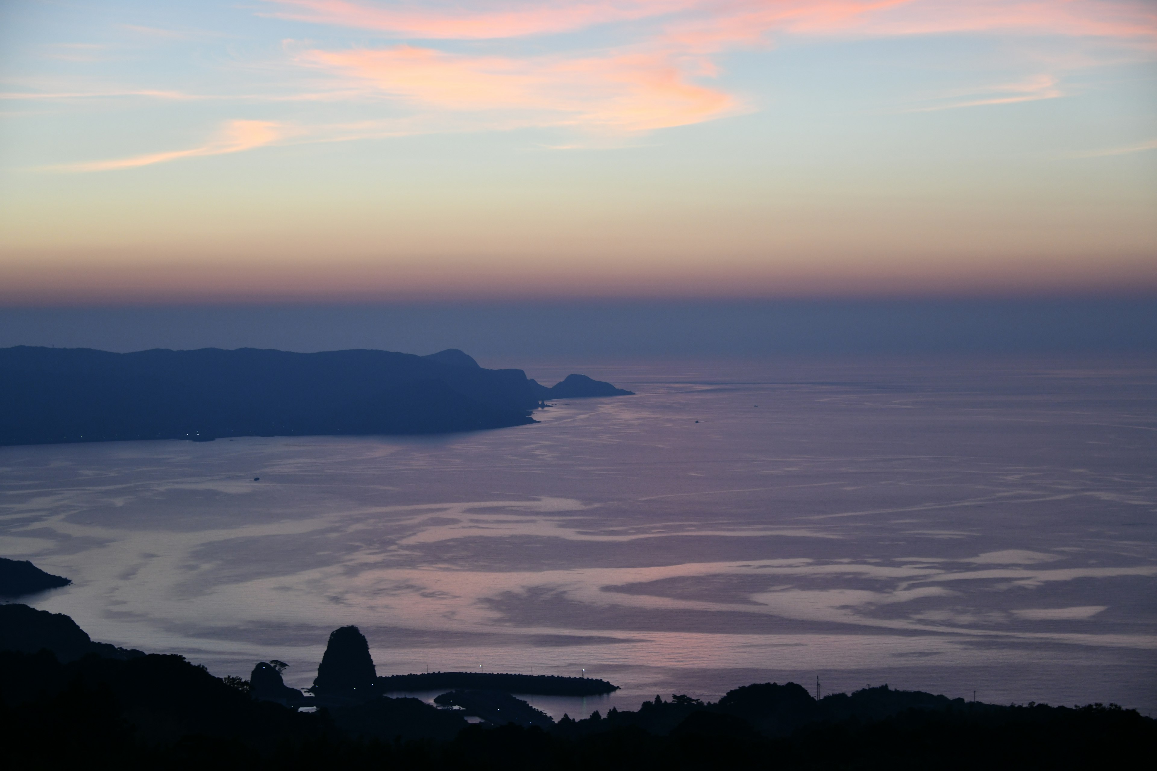 美しい夕暮れの海の風景、穏やかな波と色鮮やかな空が広がる