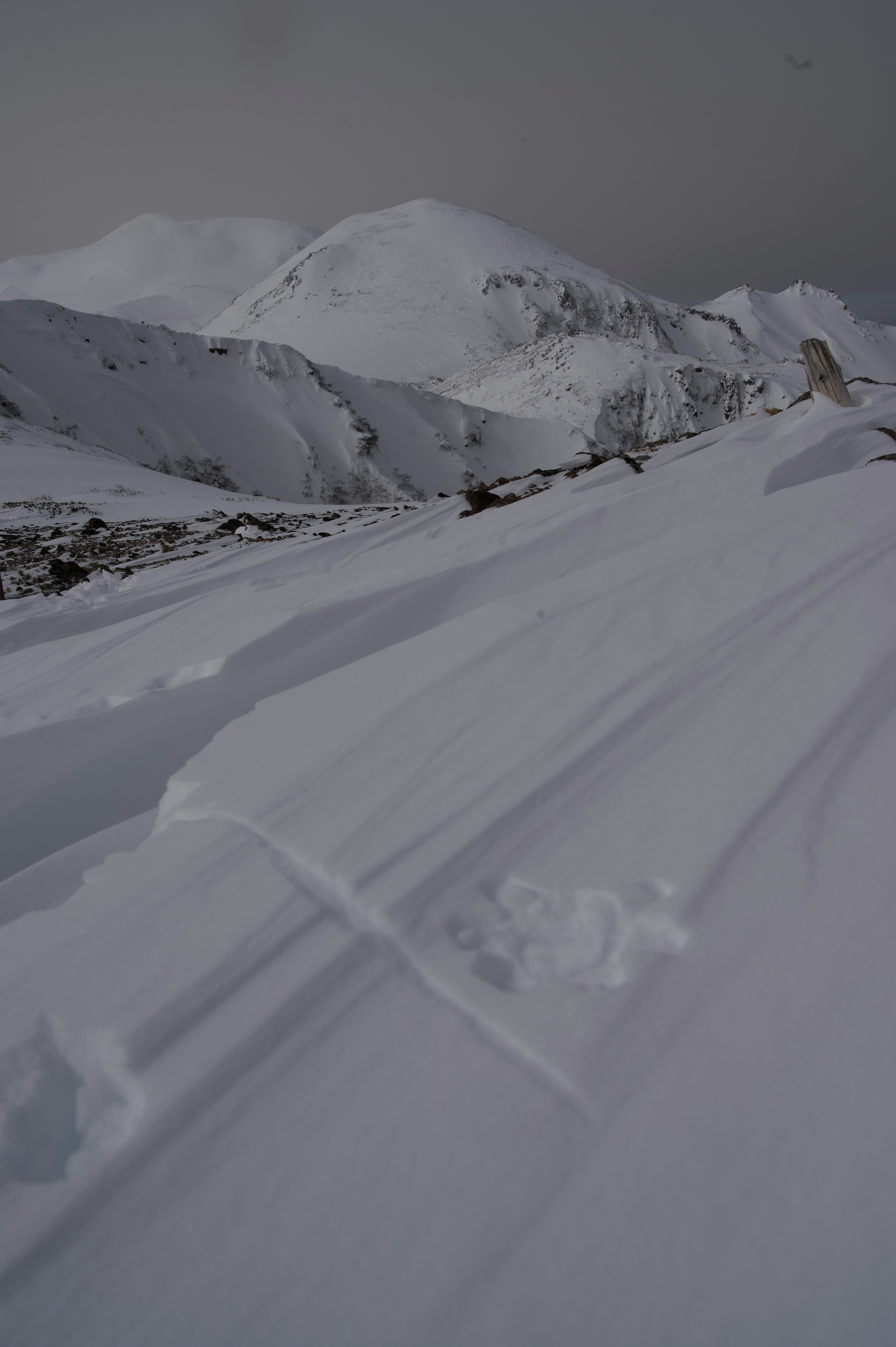 Paisaje montañoso cubierto de nieve con superficie de nieve suave