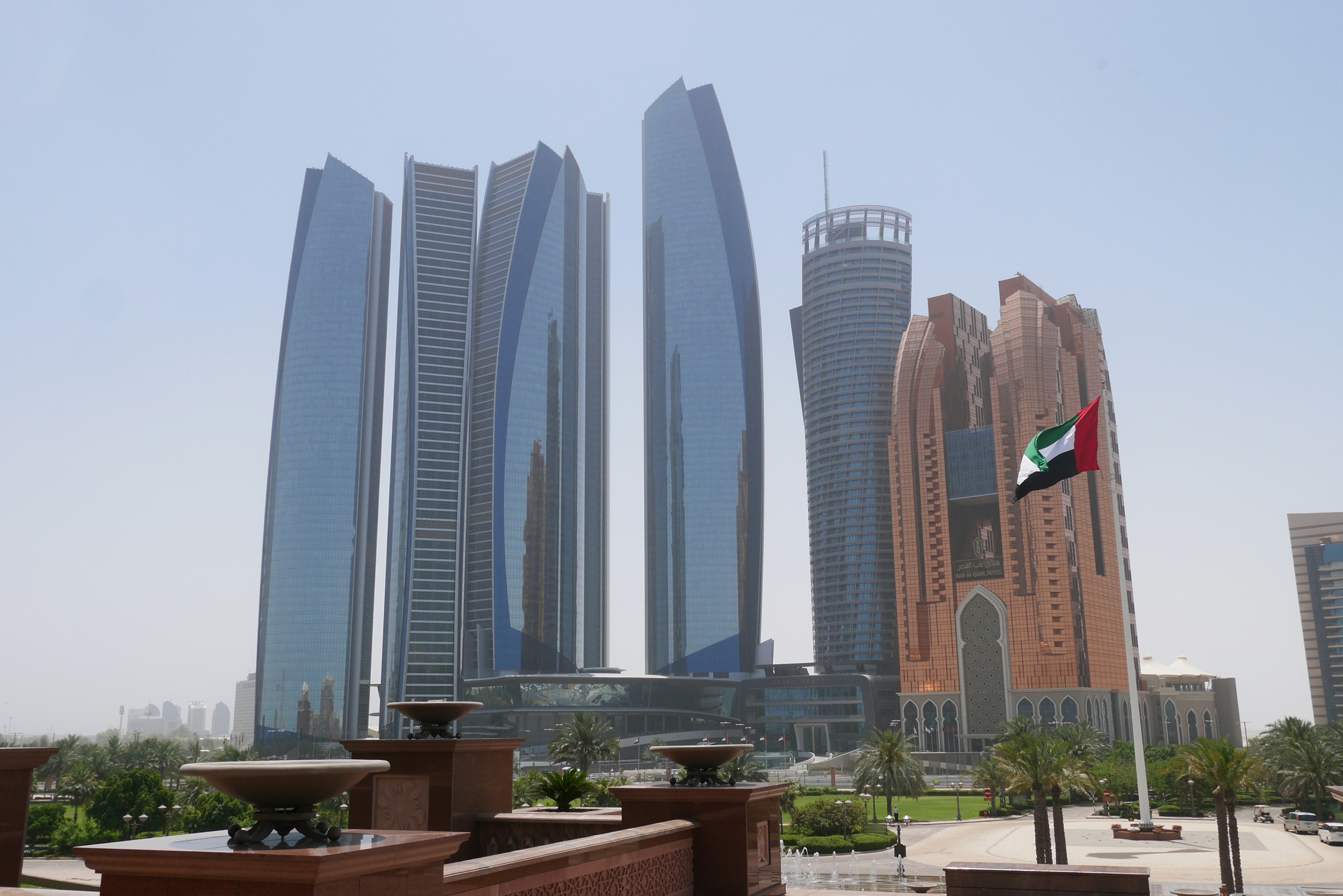 Những tòa nhà chọc trời hiện đại ở Abu Dhabi với cờ UAE