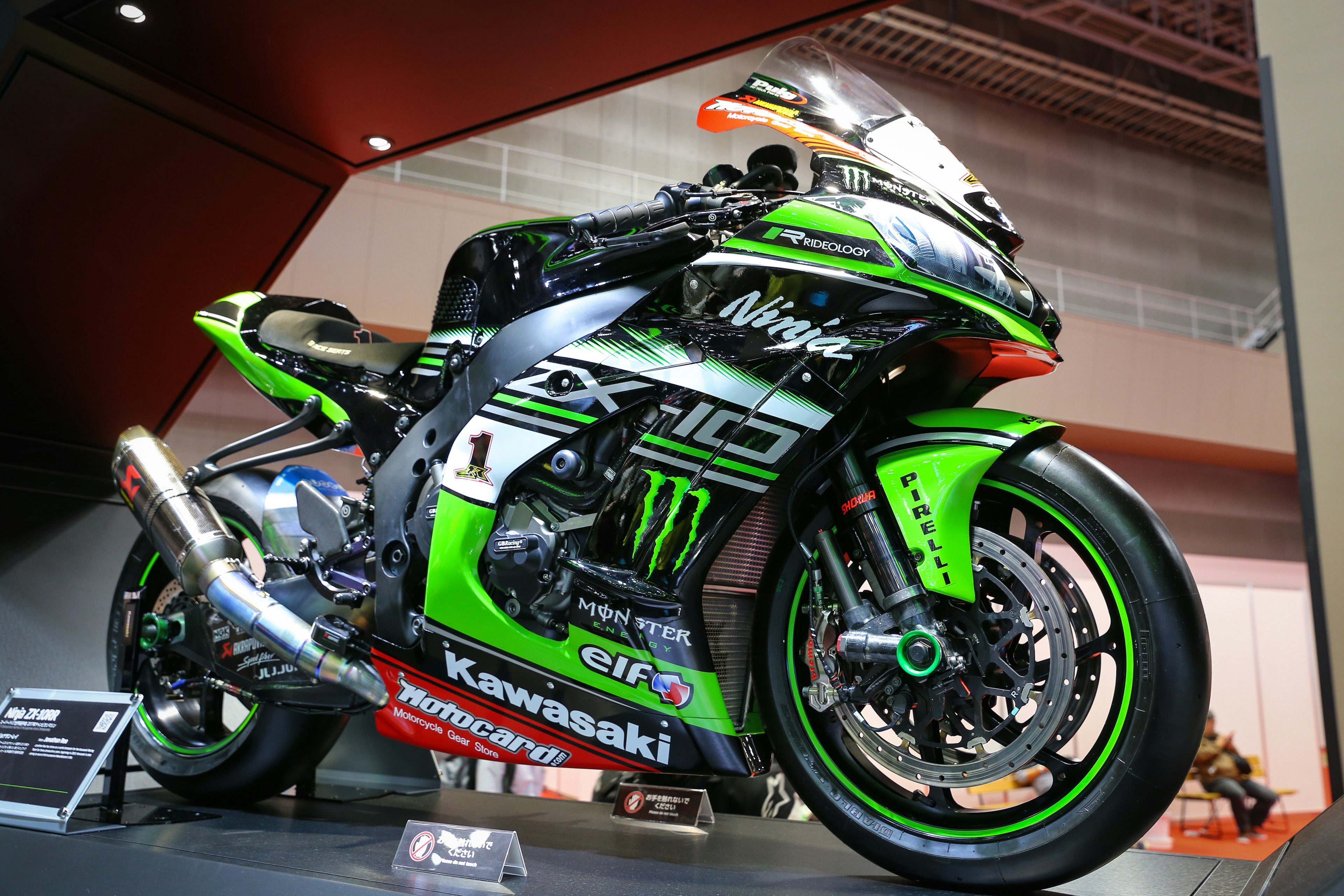 Moto Kawasaki exhibida en los colores de Monster Energy