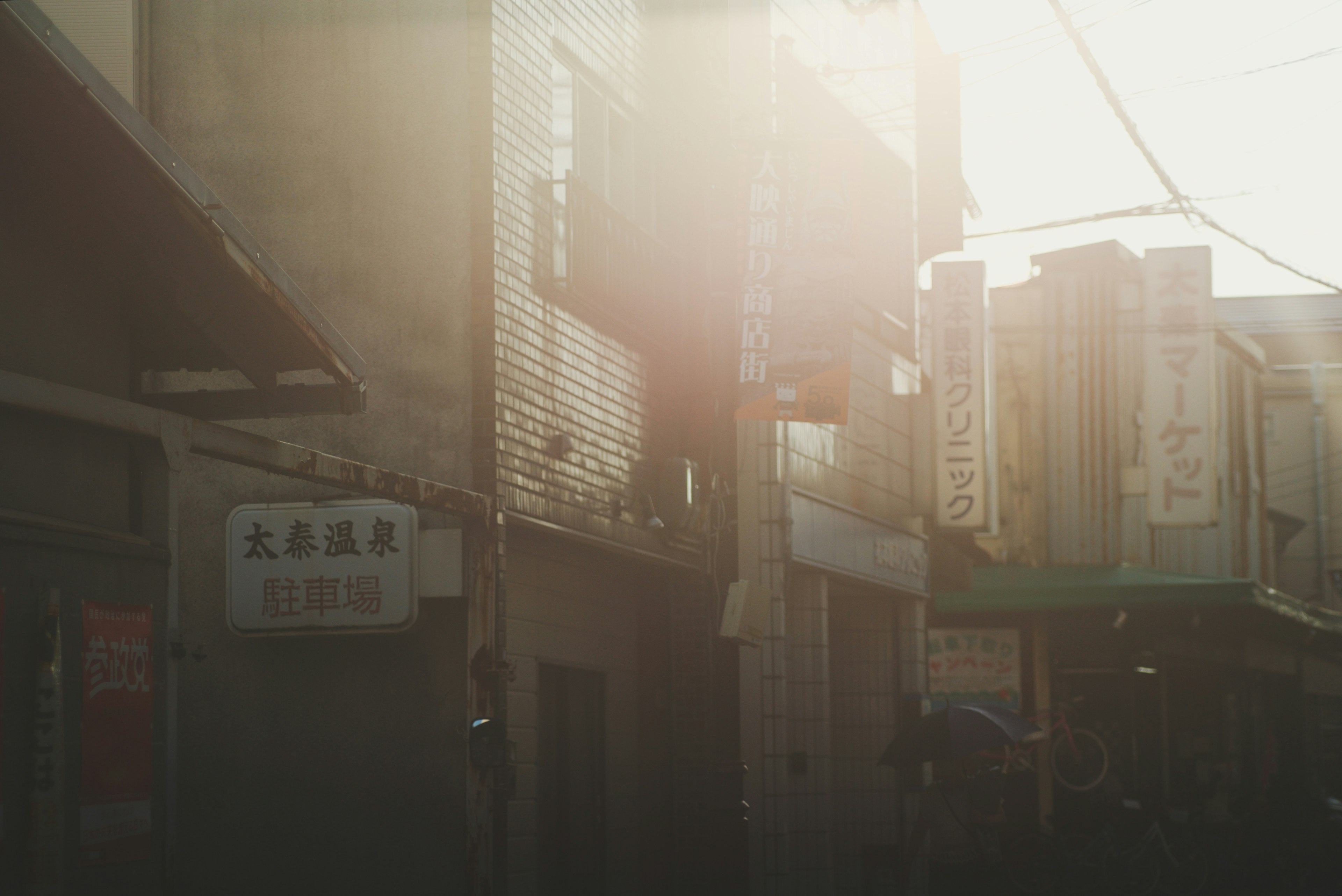 薄明かりの中にある狭い路地と建物の風景