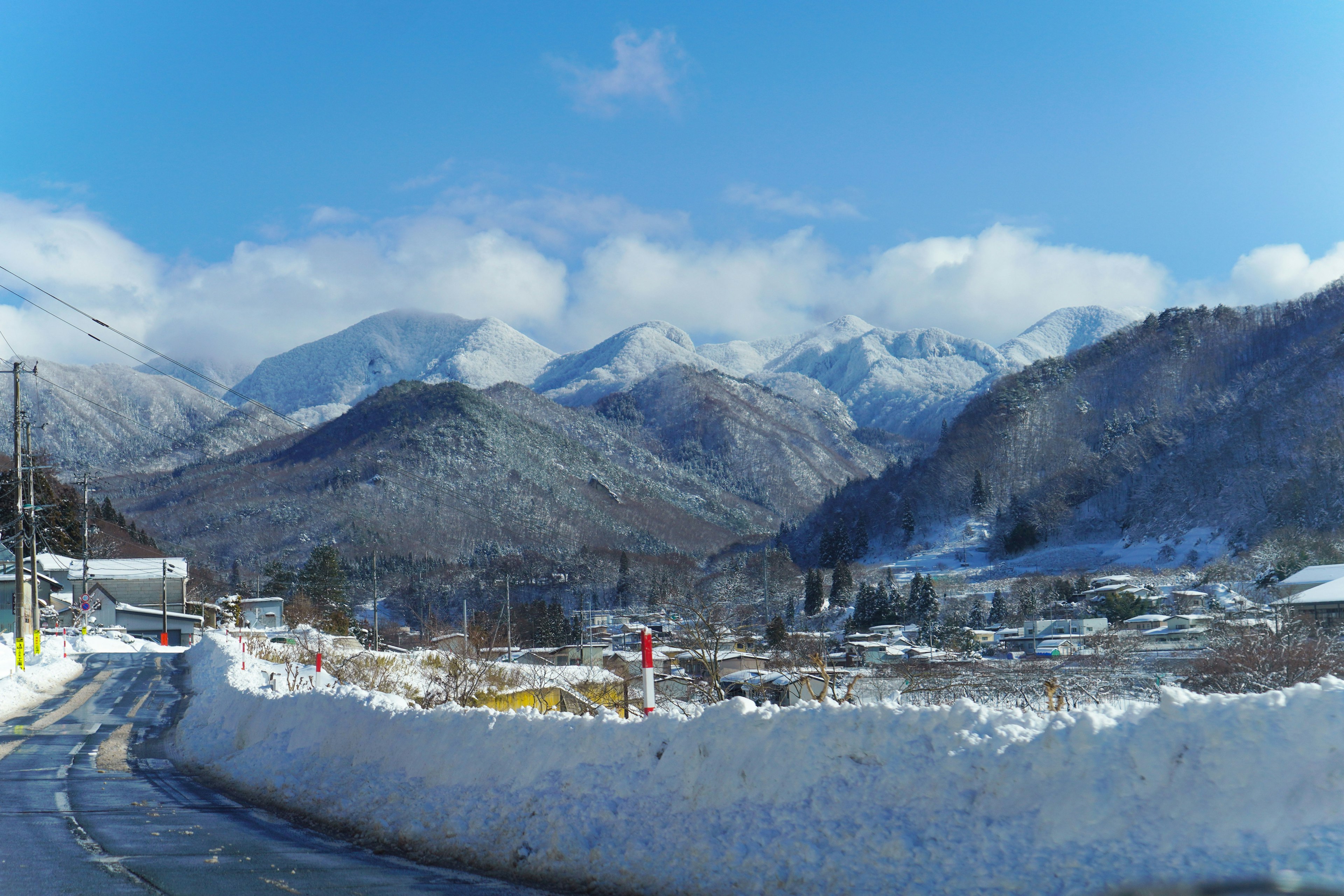 Vista escénica de montañas cubiertas de nieve bajo un cielo azul