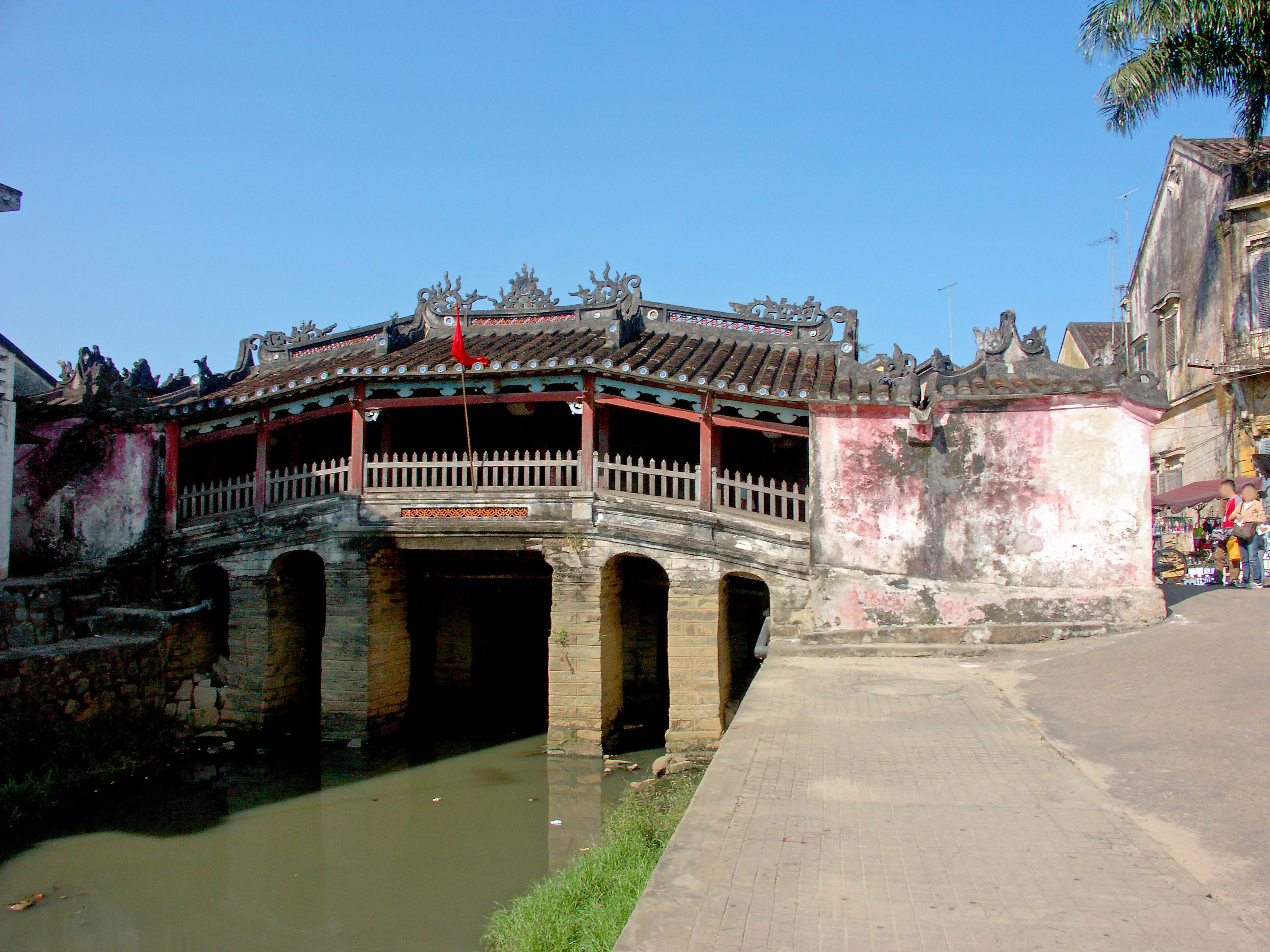 Arsitektur indah Jembatan Jepang di Hoi An dengan pemandangan sekitar