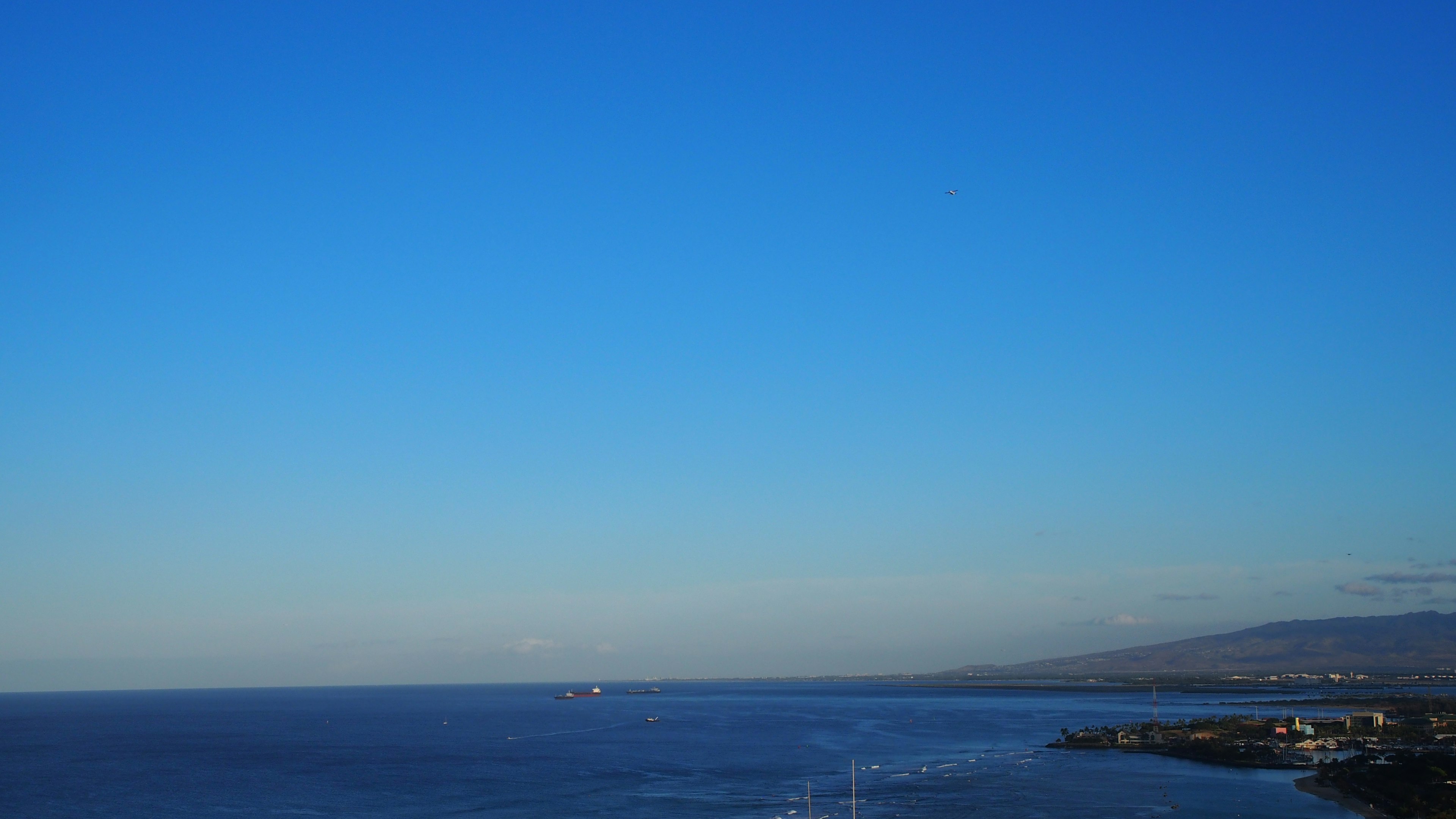 青い空と海の景色 海岸線が見える