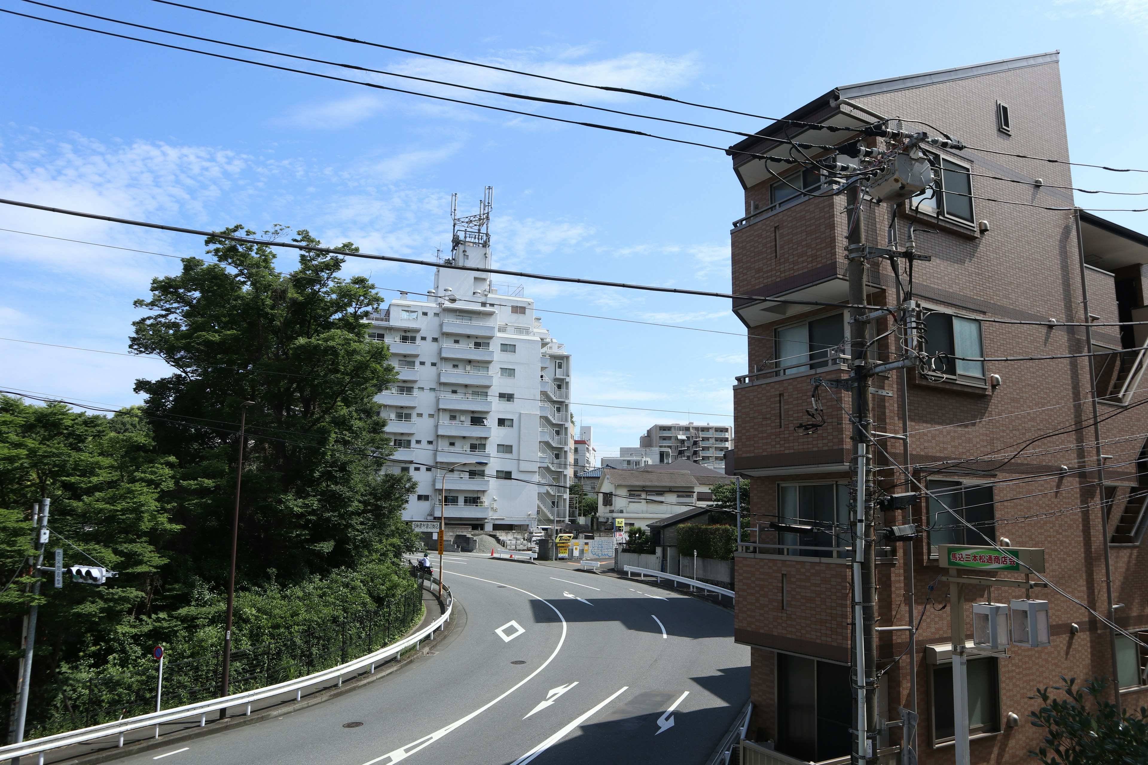 Paesaggio urbano con una strada tortuosa e edifici moderni