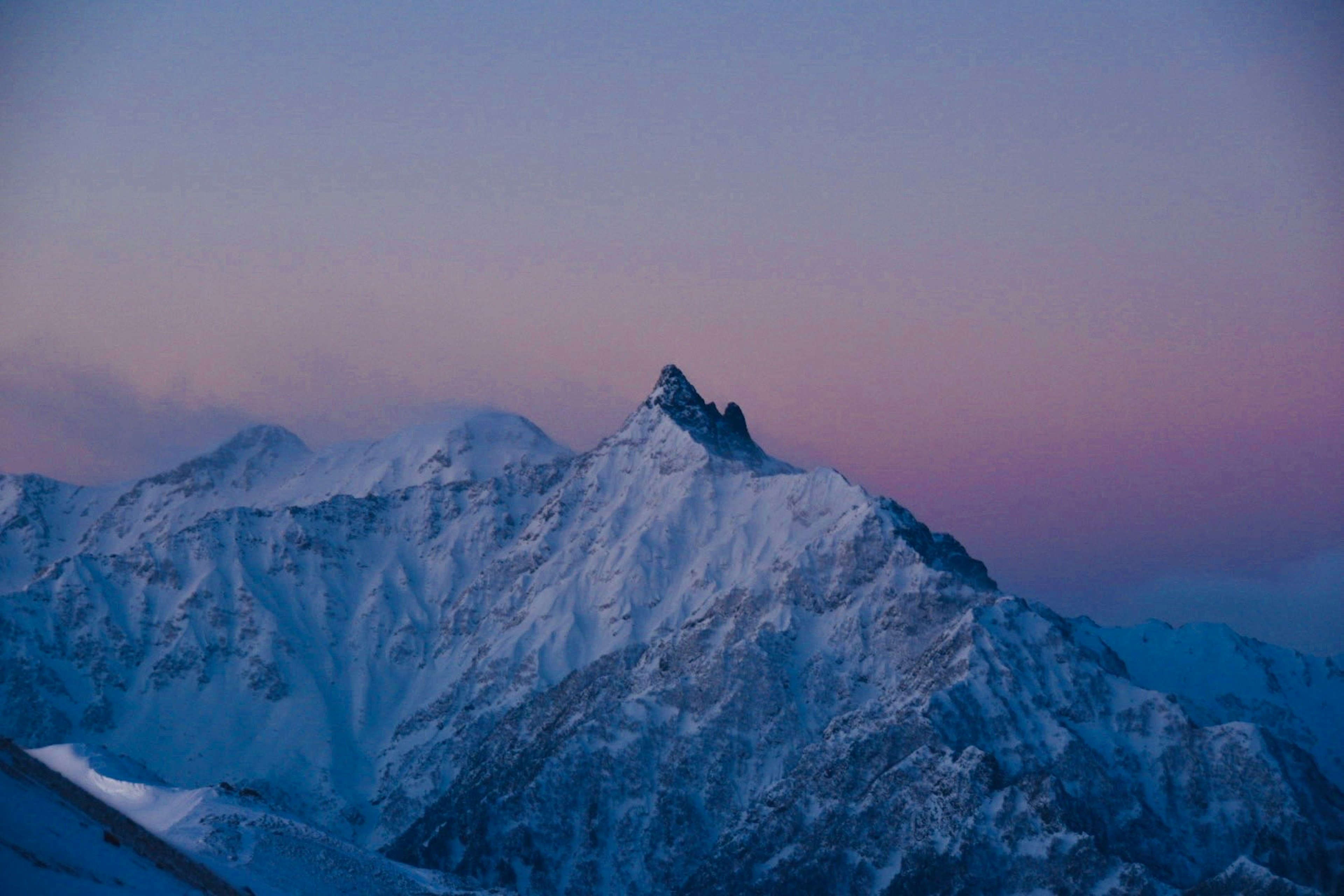 Schneebedeckte Berge mit einem schönen Sonnenuntergangshimmel