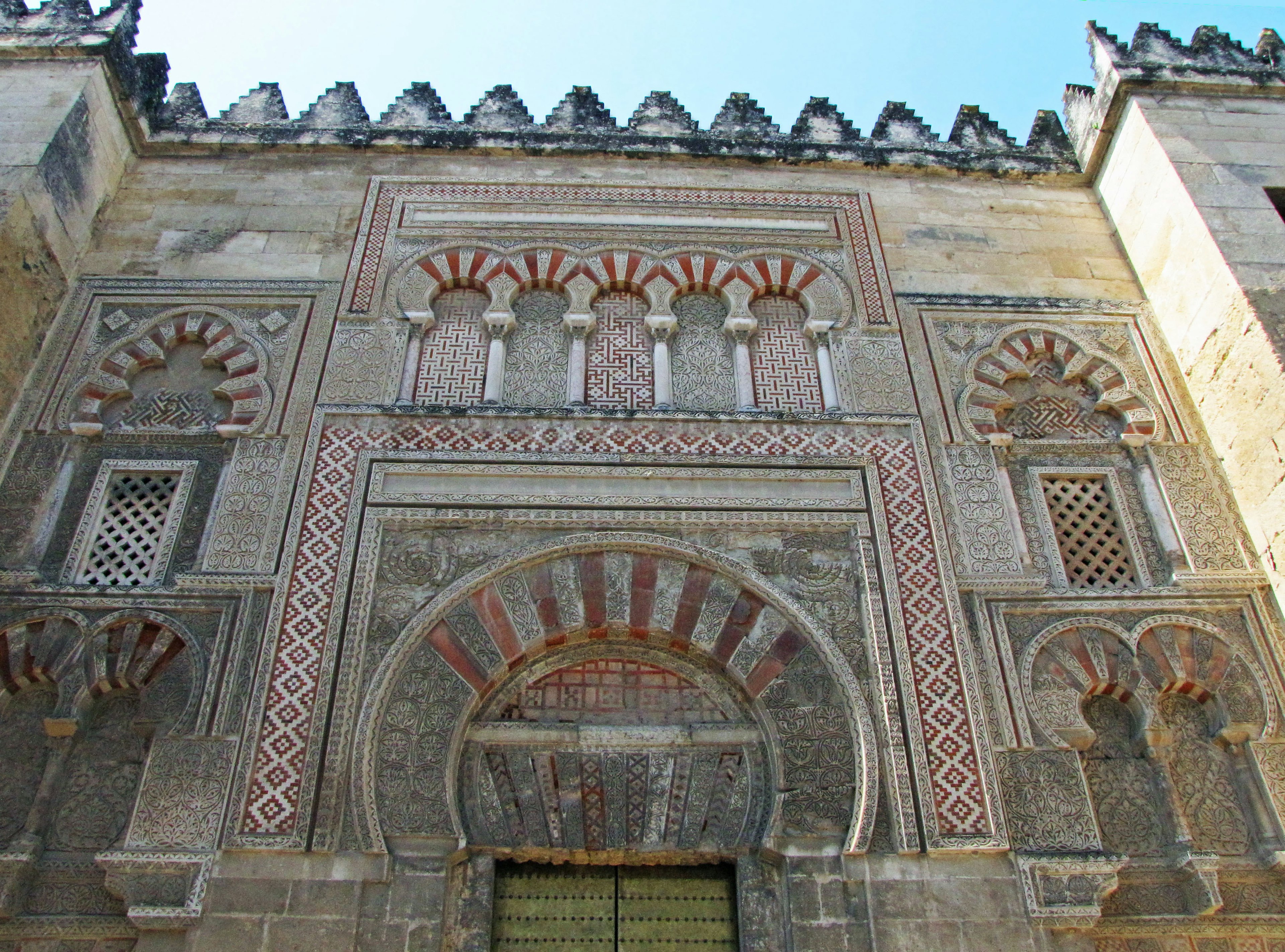 Fachada de un edificio histórico con elementos decorativos intrincados