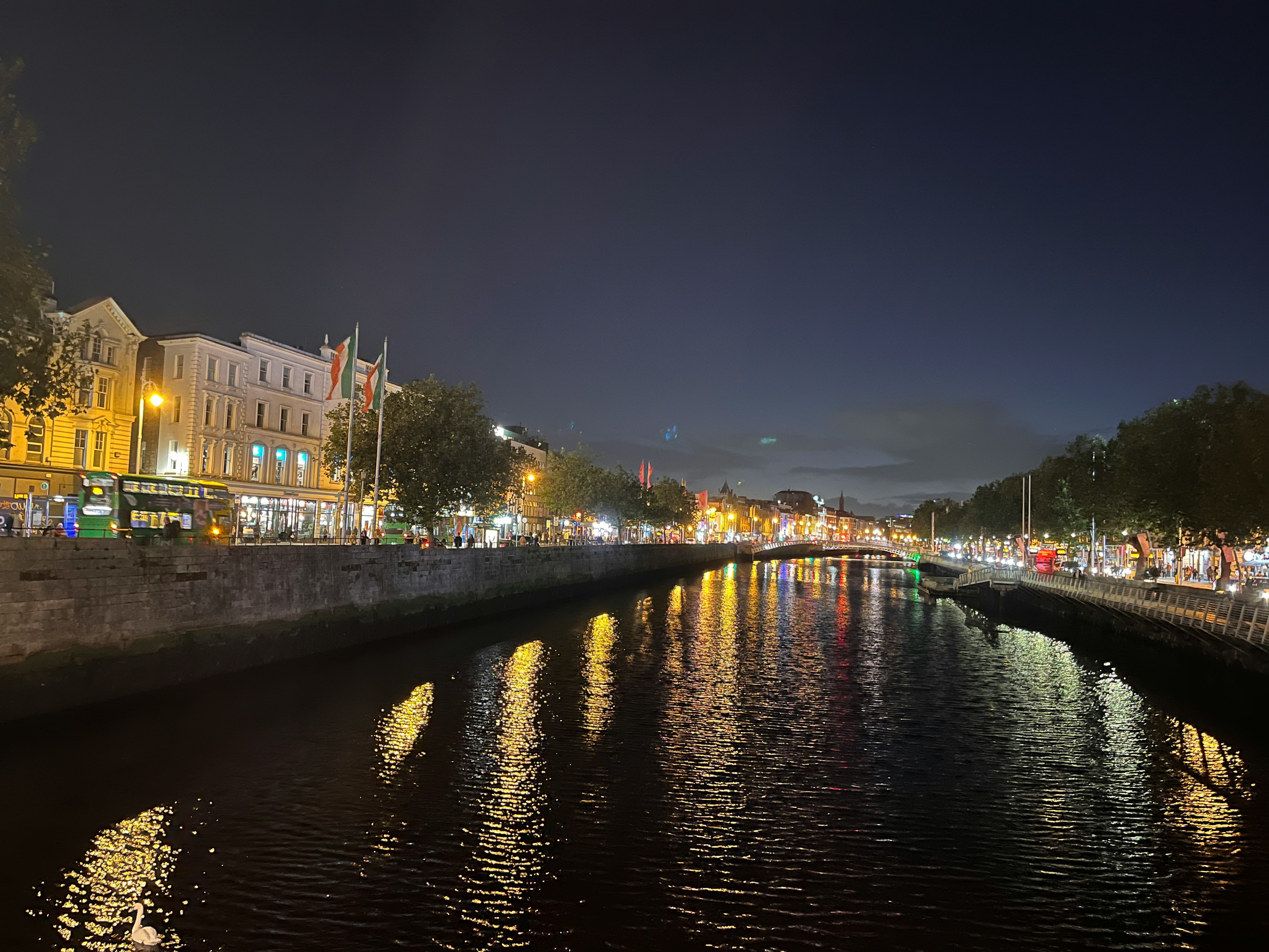 Khung cảnh ban đêm của sông Liffey ở Dublin với ánh đèn thành phố phản chiếu trên mặt nước