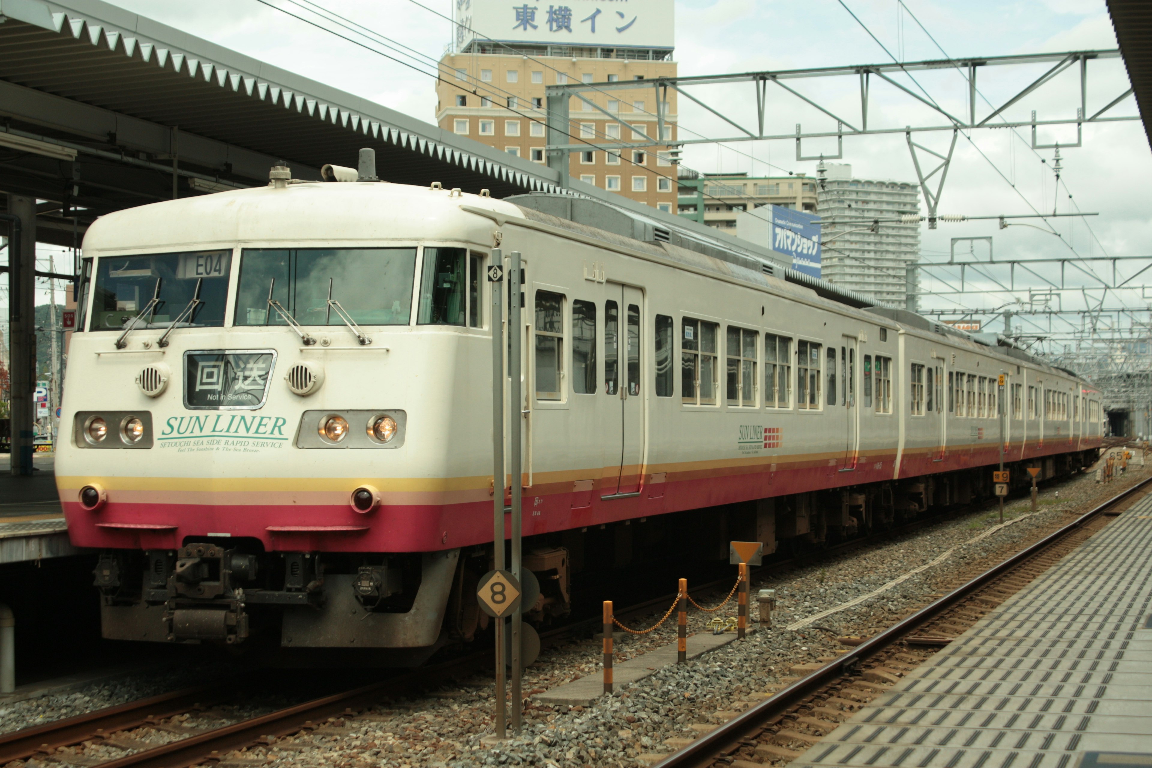 Japanischer Zug hält an einem Bahnhof