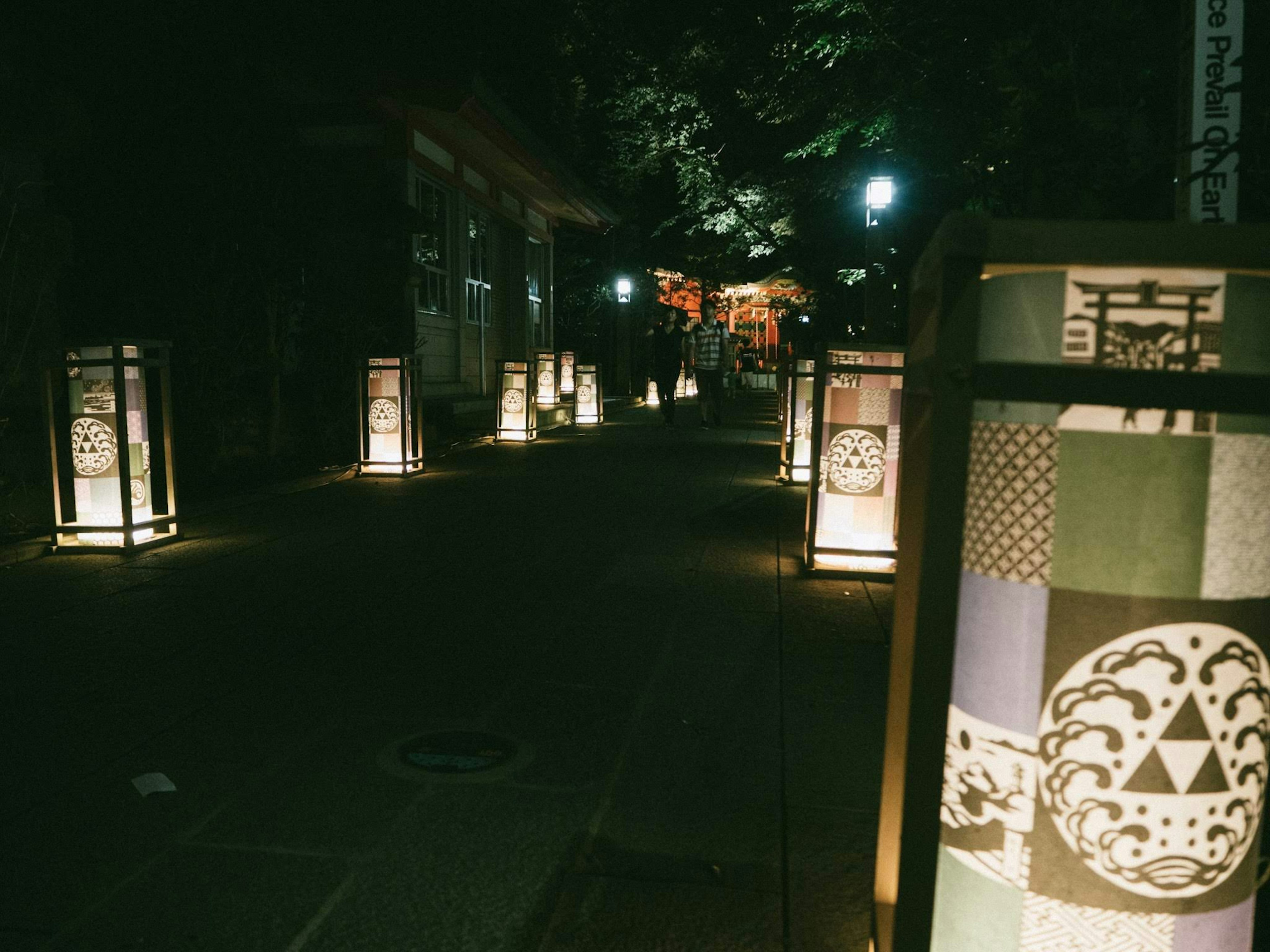 Linternas tradicionales iluminando un camino por la noche