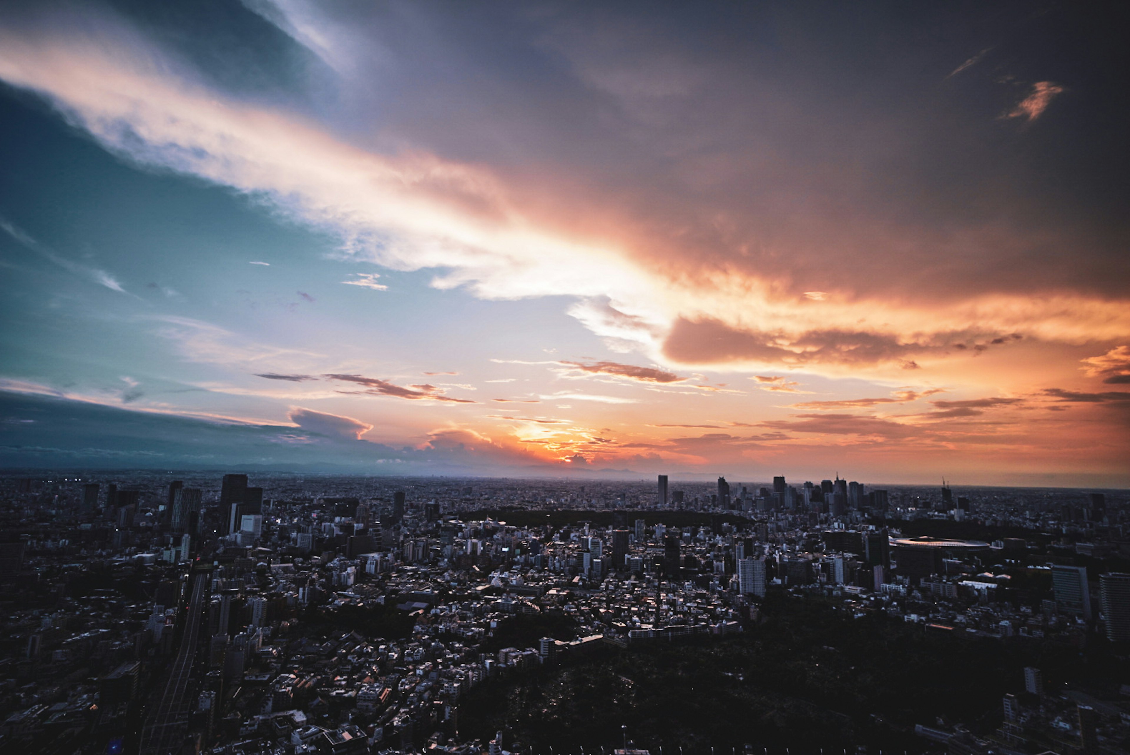 美しい夕焼けの空と都市の風景