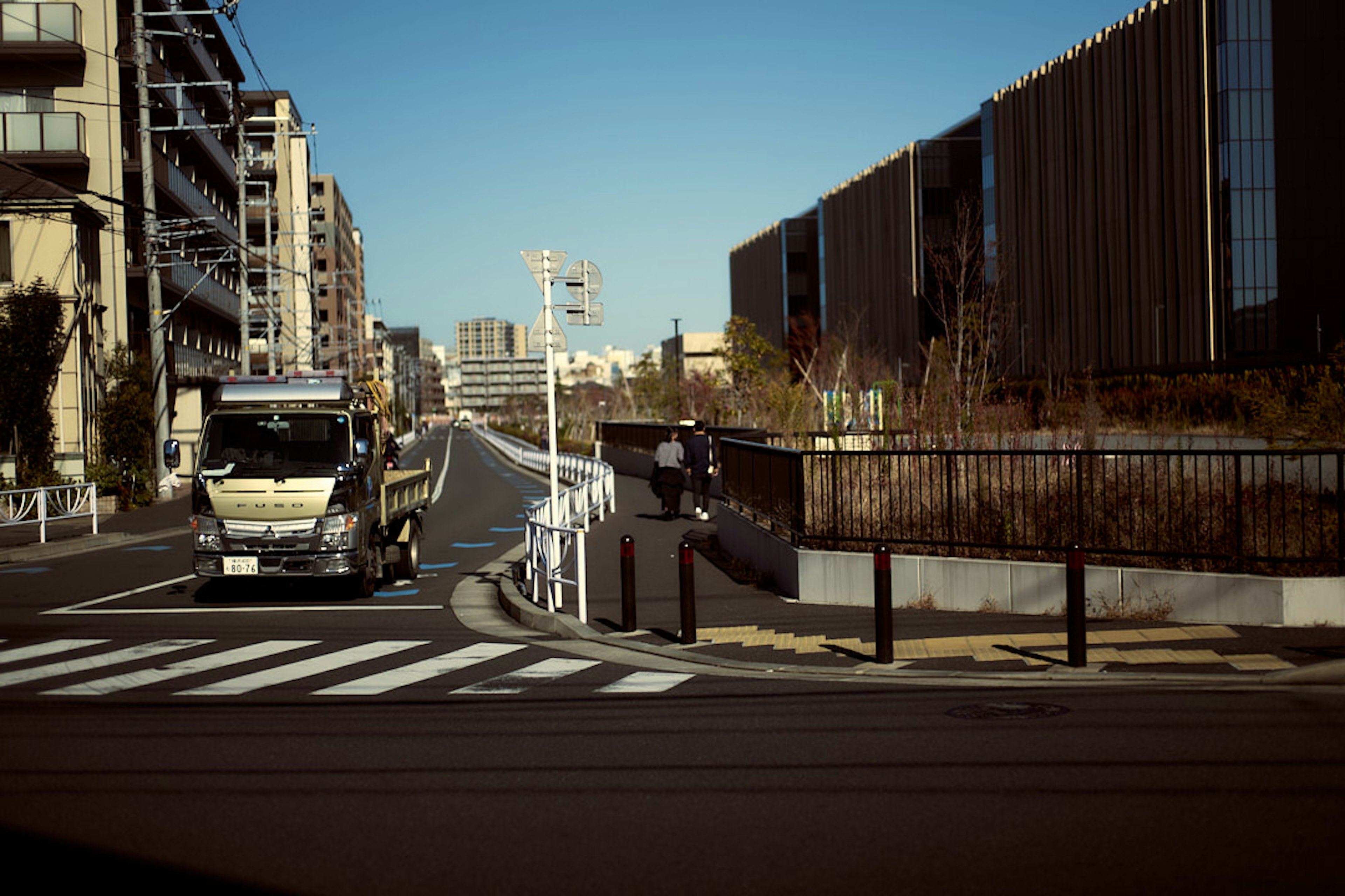 都市の風景にある道路と建物の写真