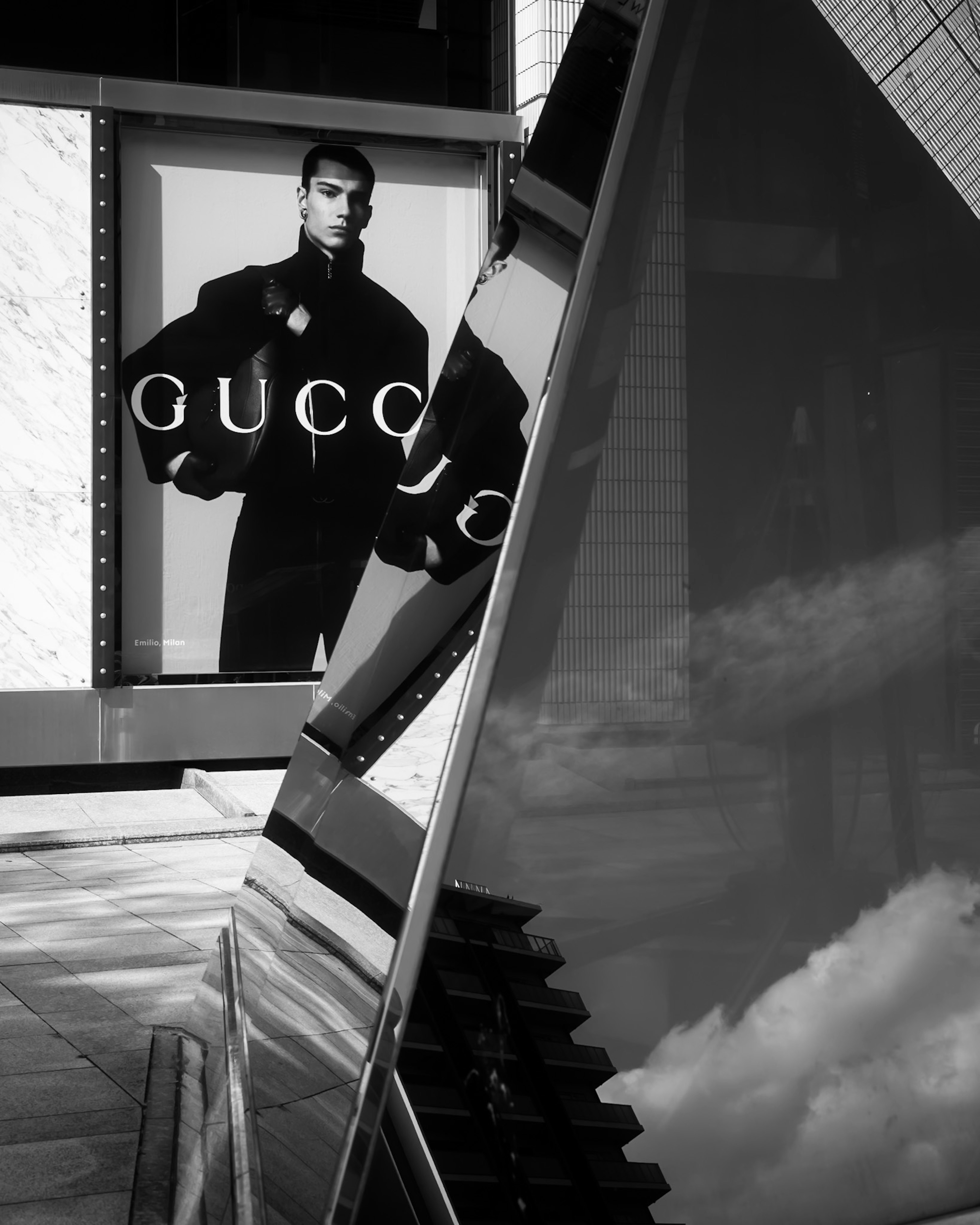 Poster iklan Gucci dengan model dan arsitektur modern yang reflektif