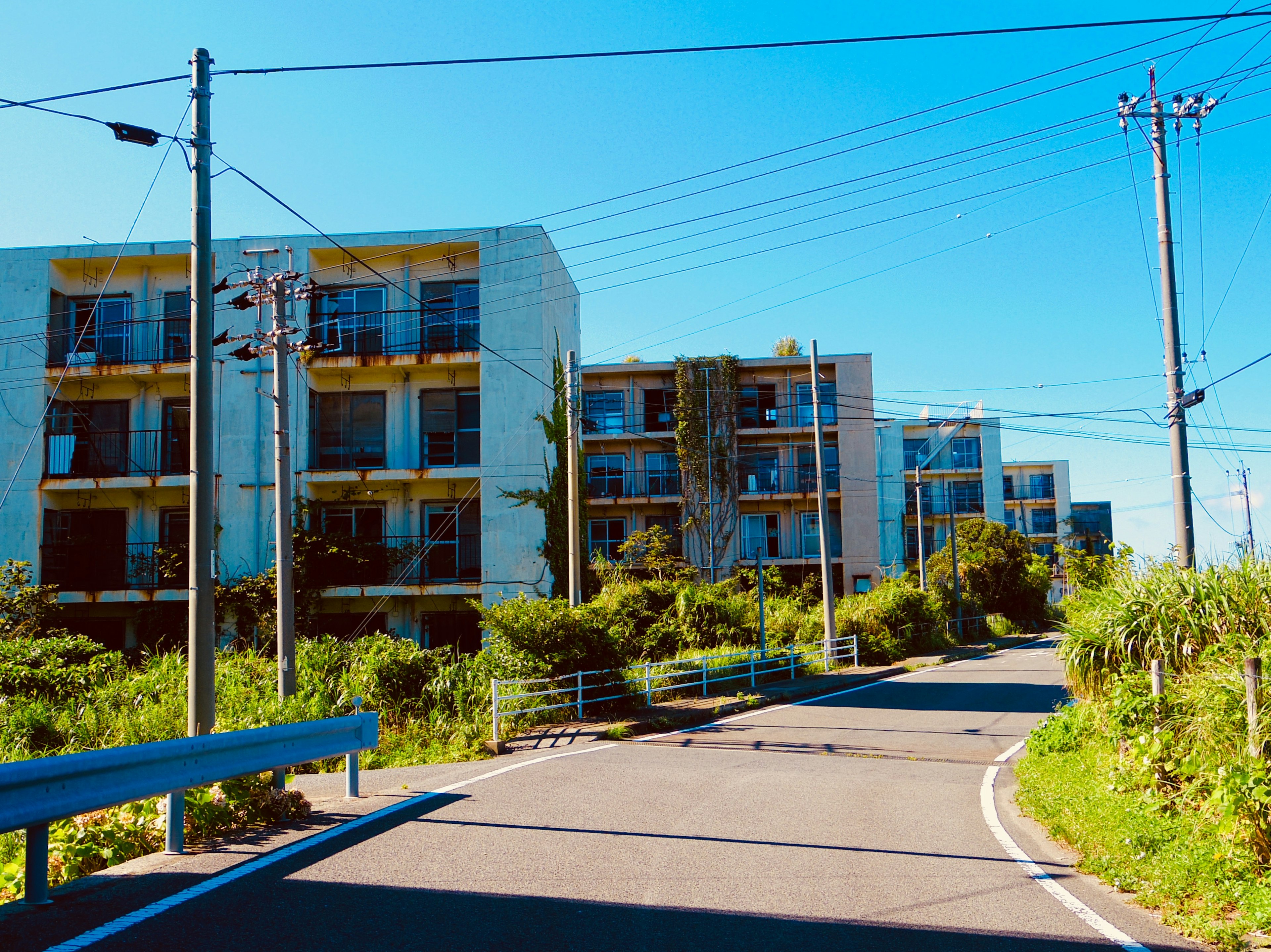 Edificios modernos a lo largo de una carretera sinuosa bajo un cielo azul claro